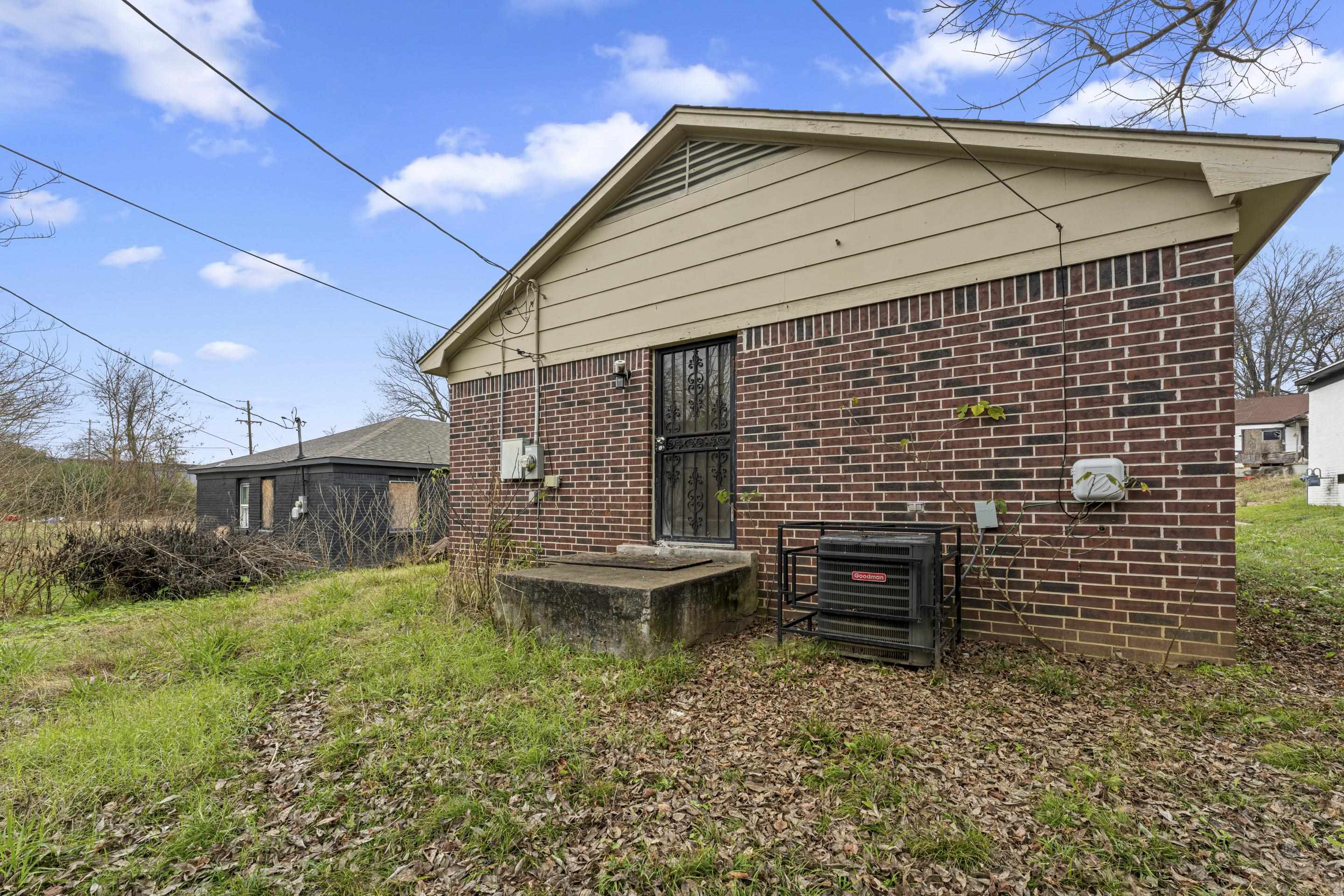 1656 Barton St Property Photo 11