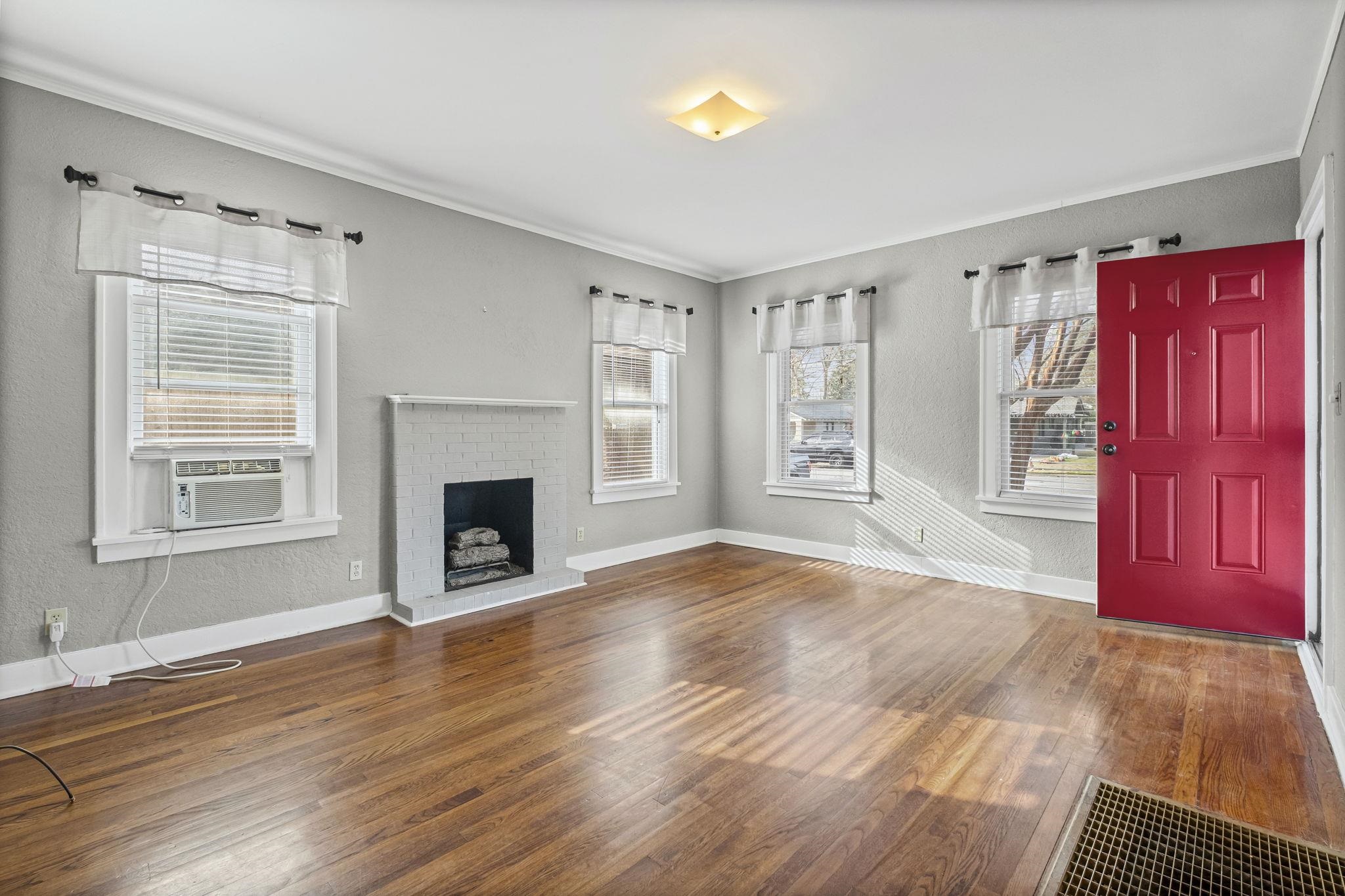 474 Alexander St Property Photo 4