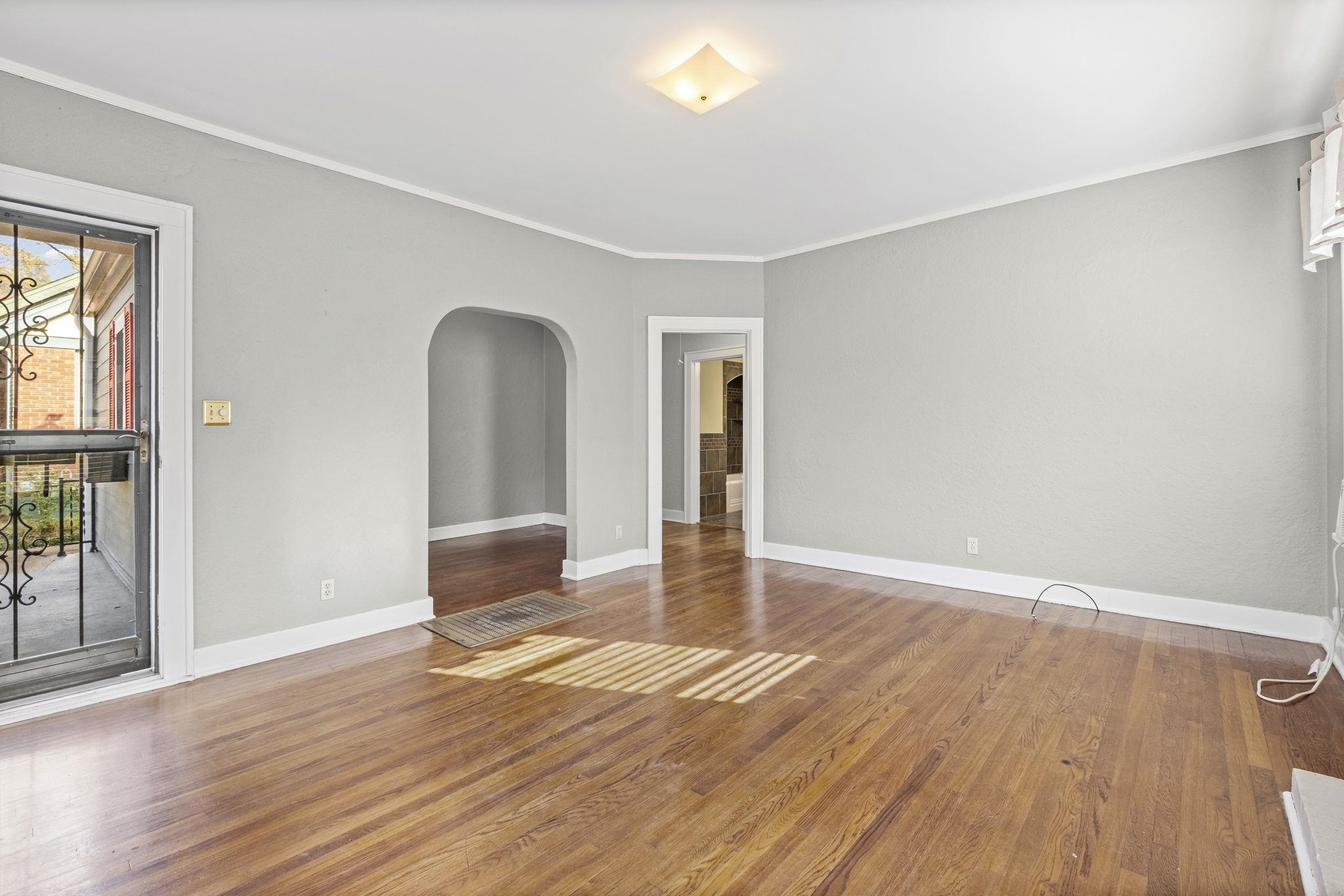 474 Alexander St Property Photo 6