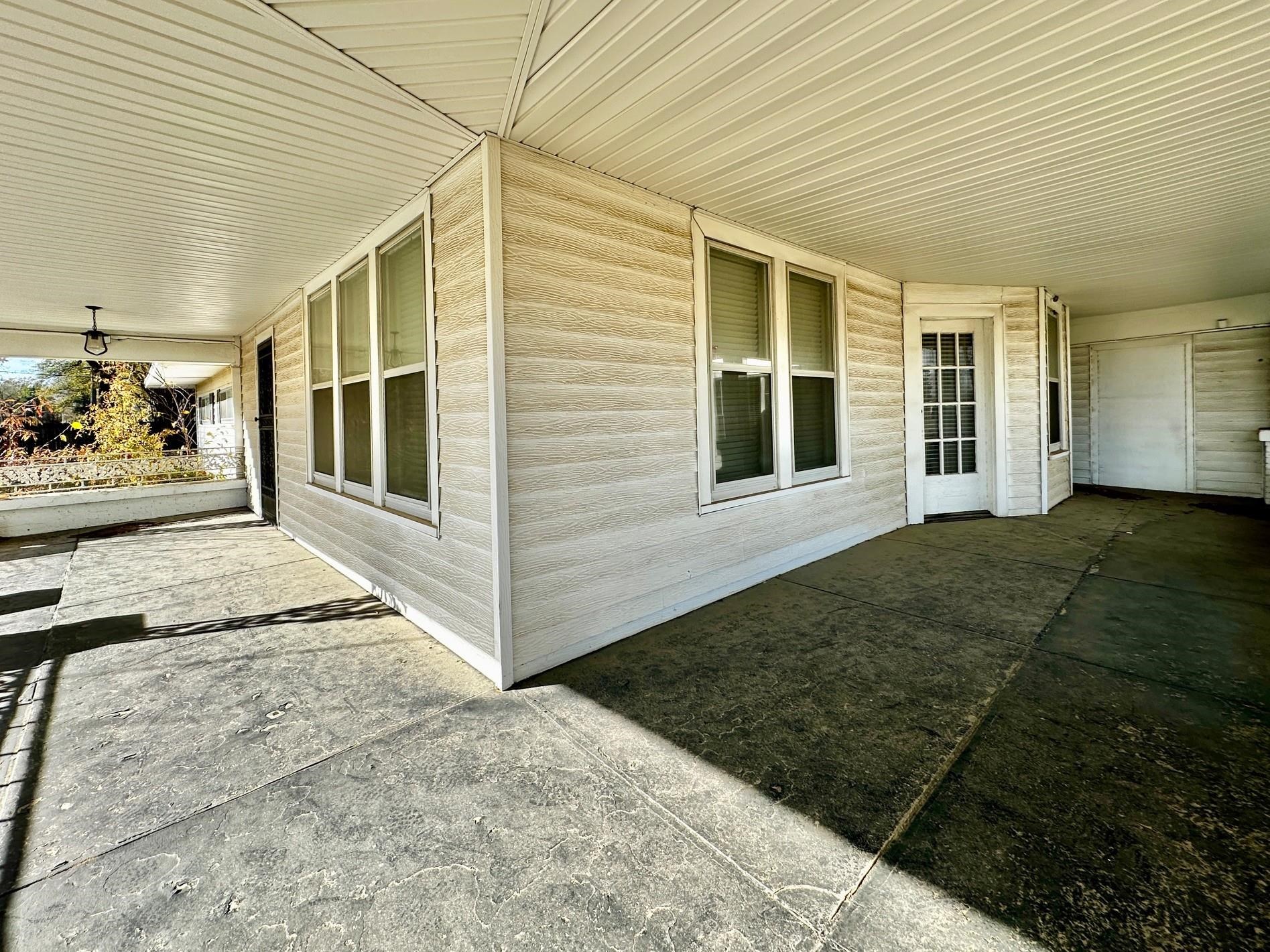 1108 Whitehaven Ln Property Photo 5