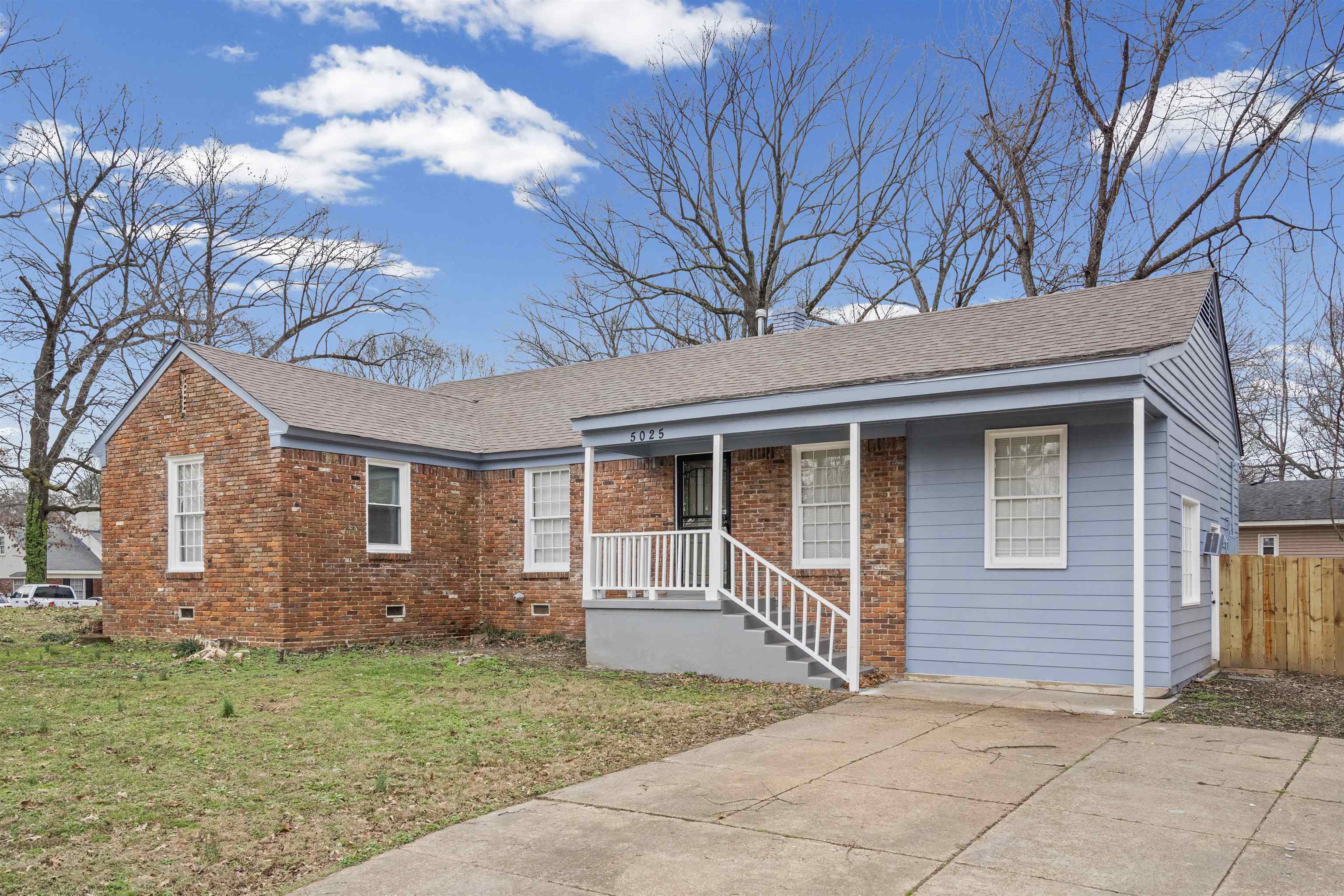 5025 Loch Lomond Dr Property Photo 3