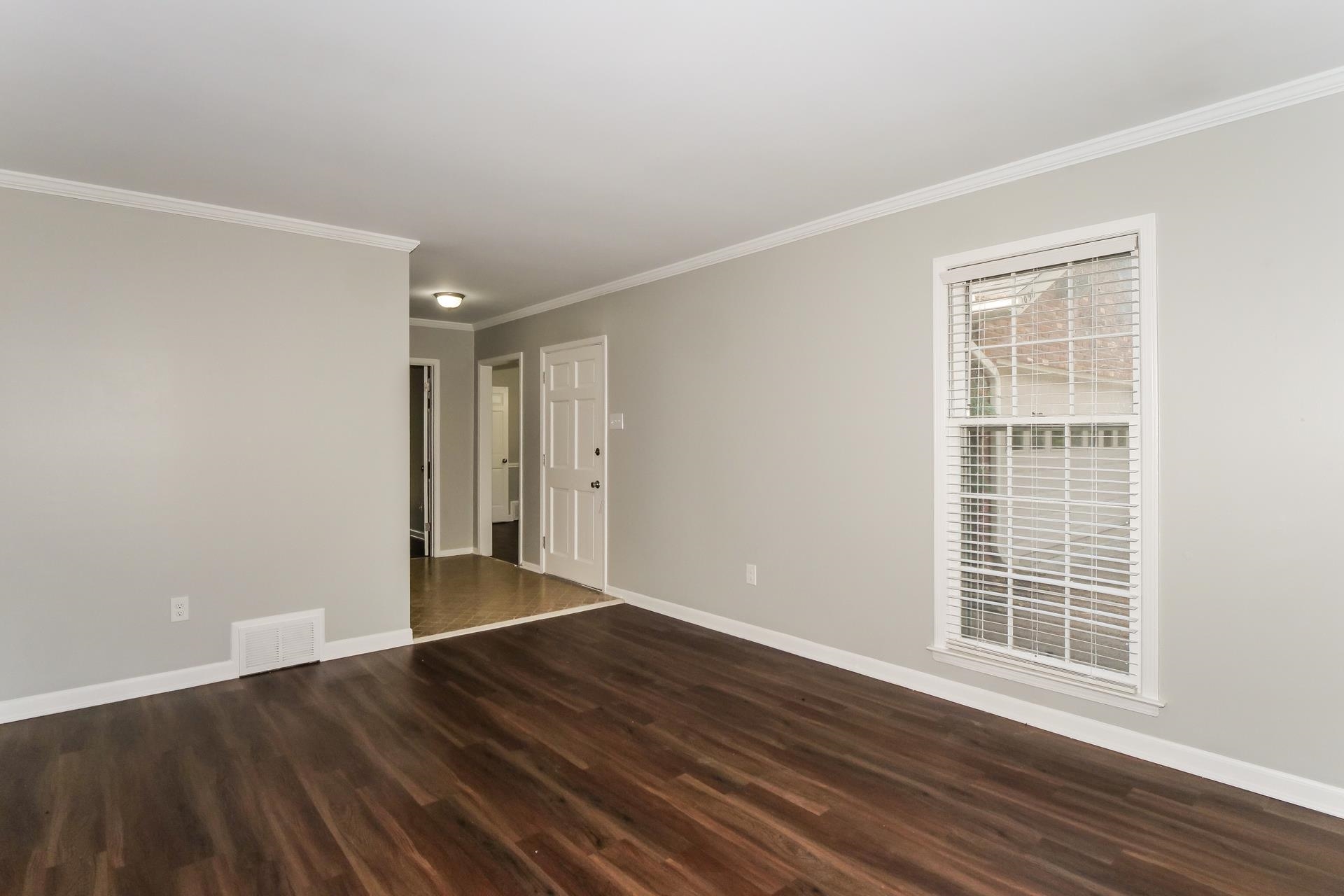 6038 Haddington Dr Property Photo 3