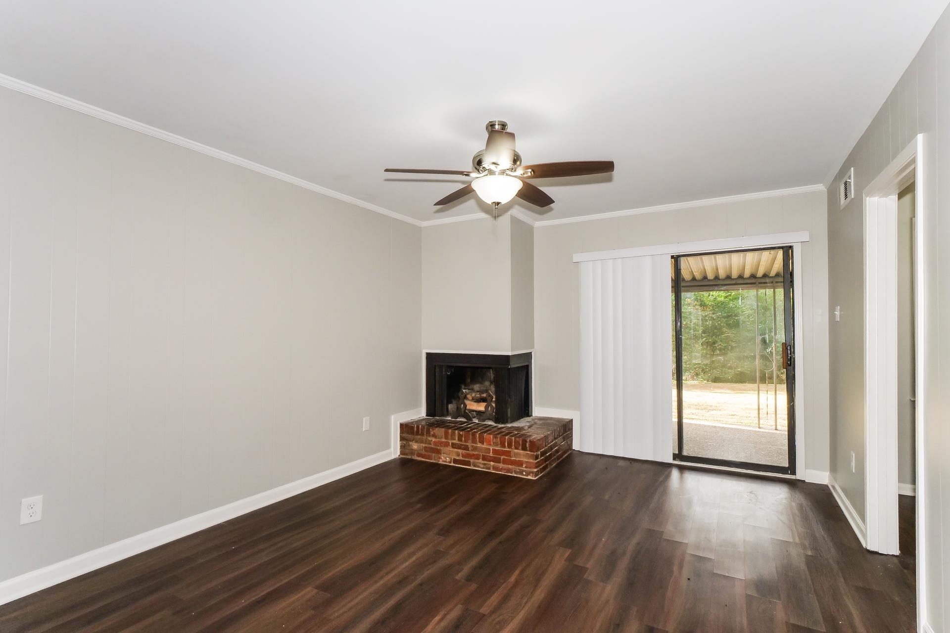 6038 Haddington Dr Property Photo 5