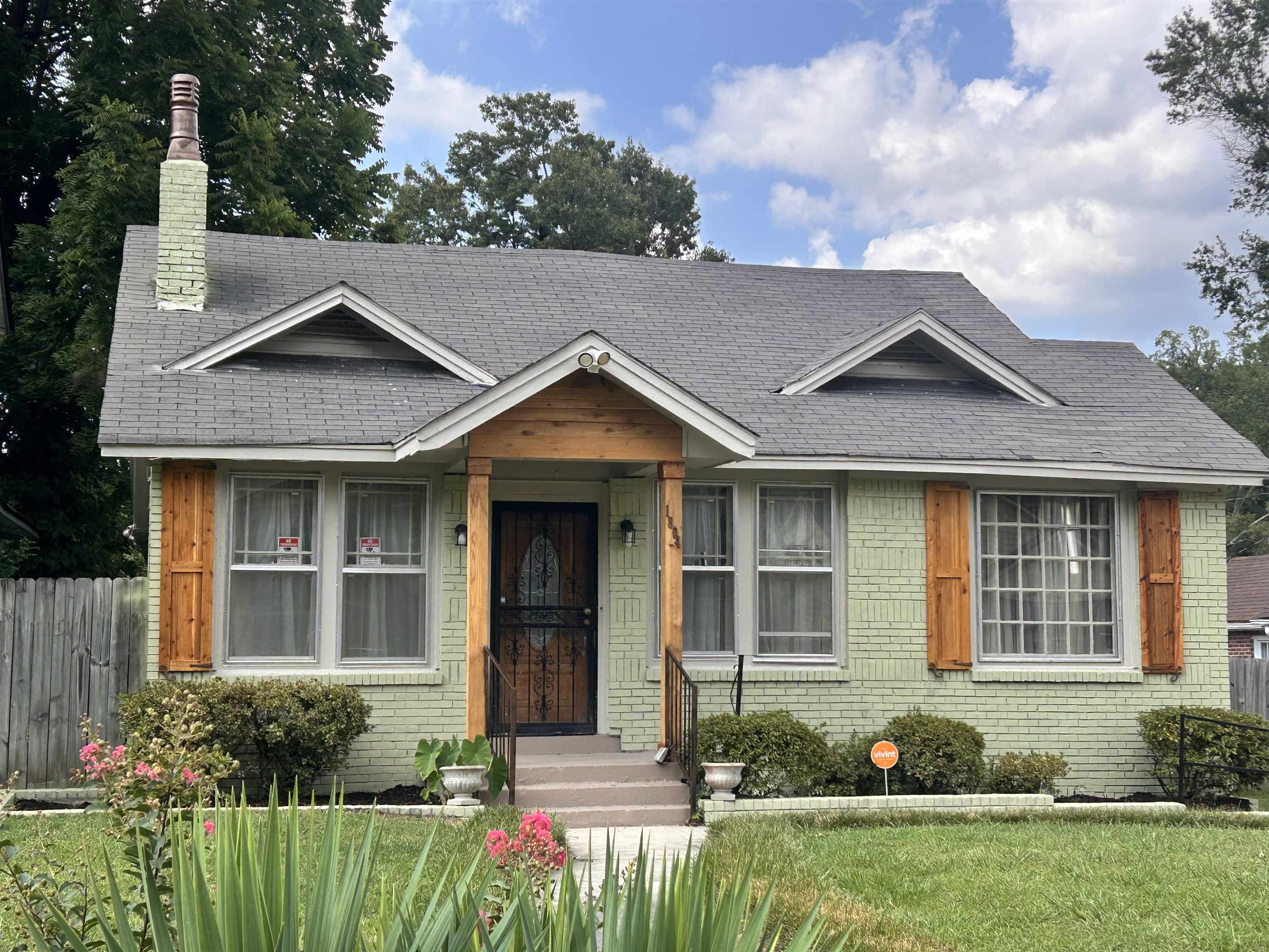 1804 Foster Ave Property Photo 1