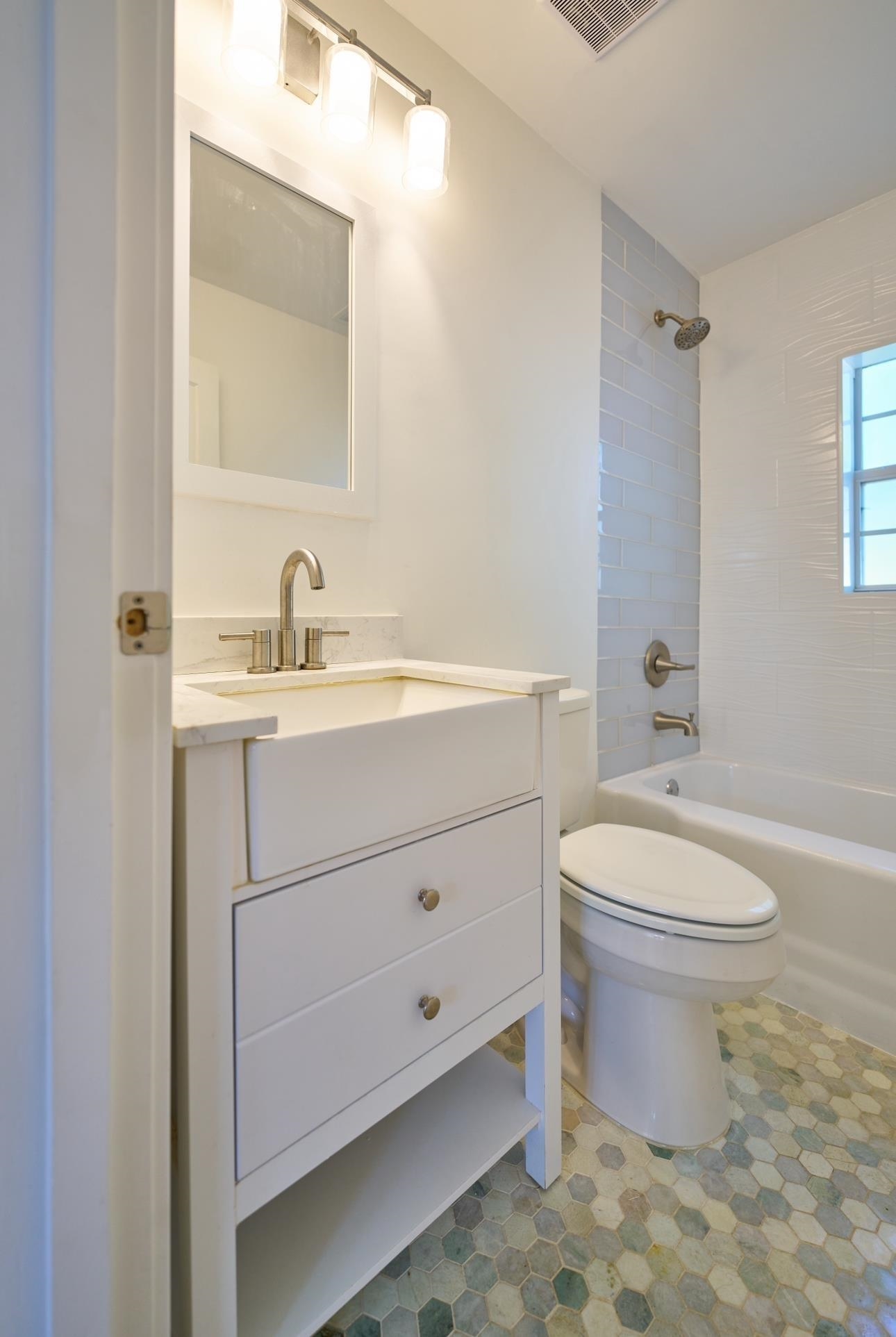 1628 N Hollywood St Property Photo 9