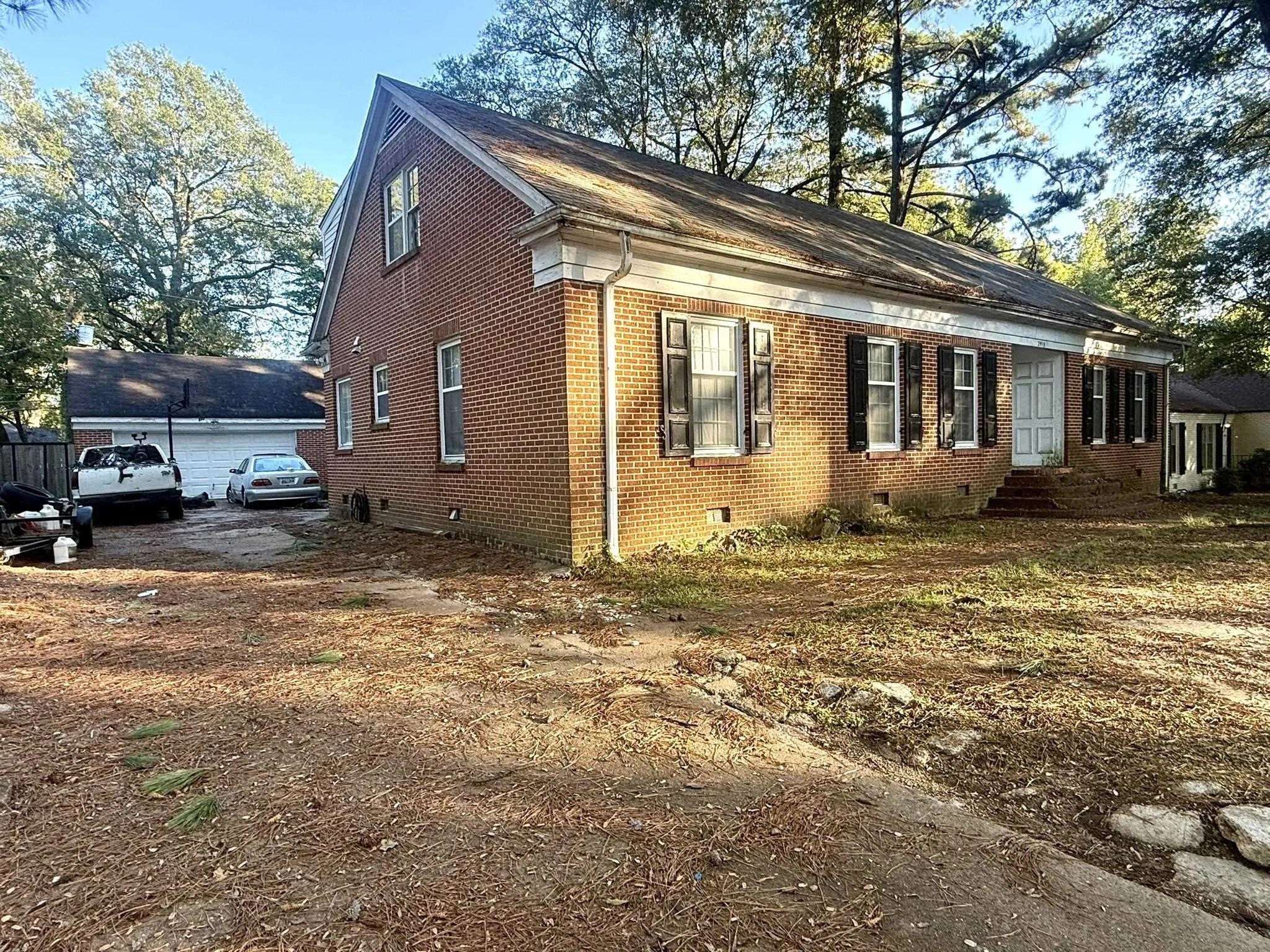 2958 Glengarry Rd E Property Photo 2