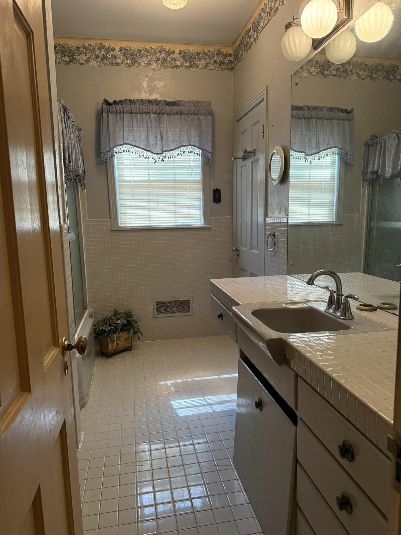 2958 Glengarry Rd E Property Photo 6