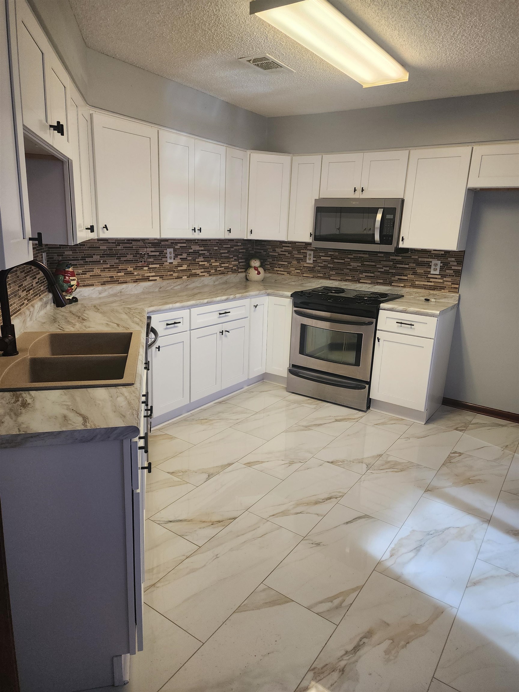 6767 Castlegate Cv Property Photo 5