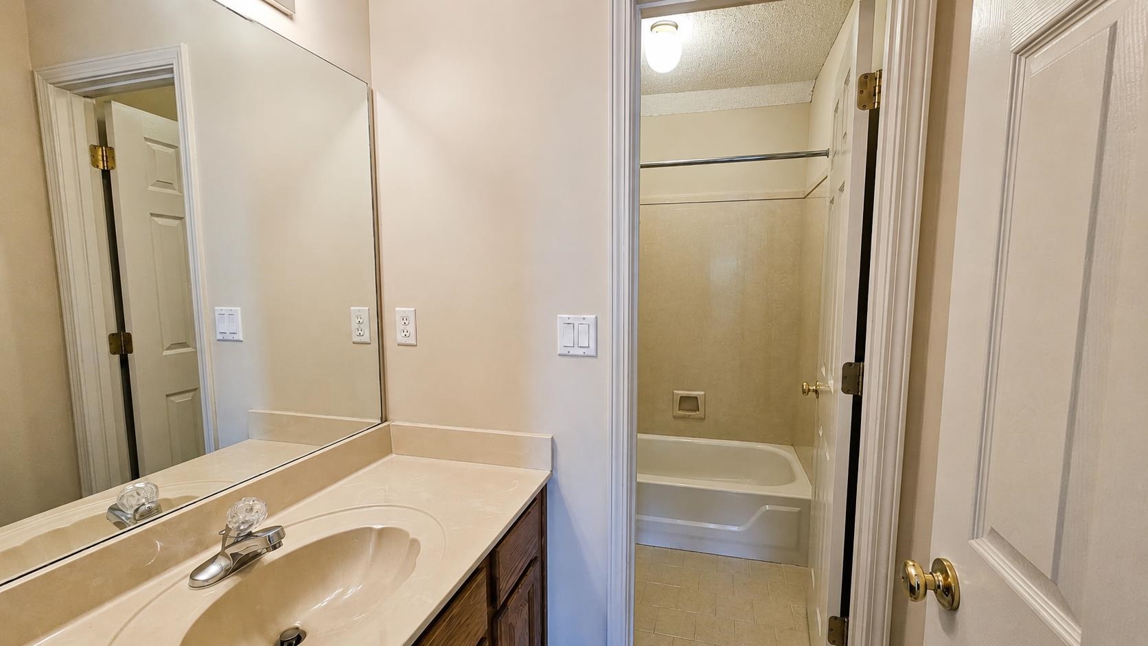 1923 Swynford Ln Property Photo 26