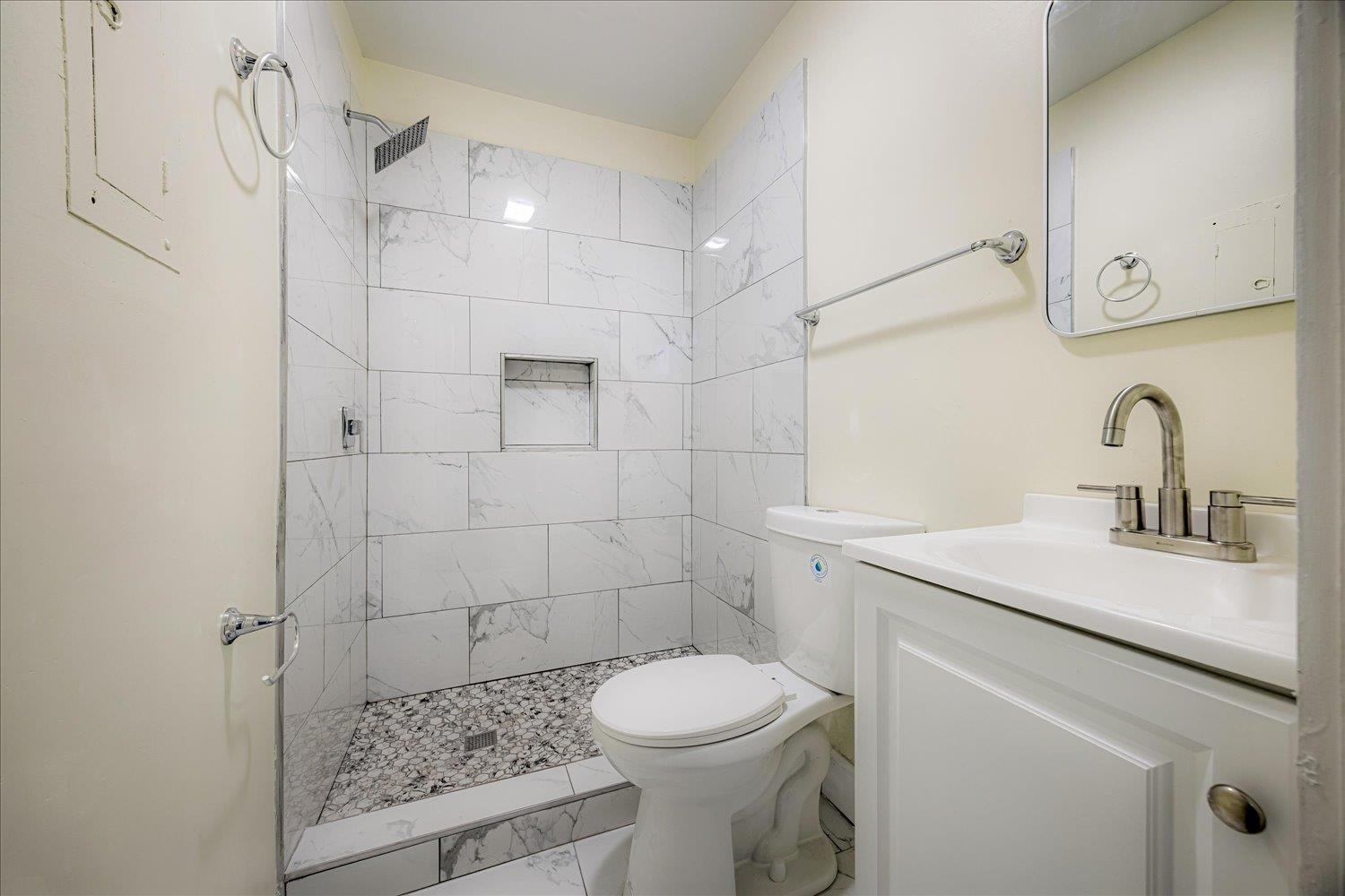 431 Alexander St Property Photo 8