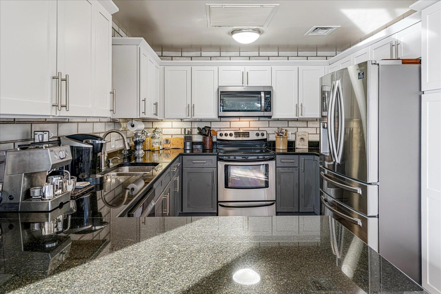 655 S Riverside Dr 202 Property Photo 17