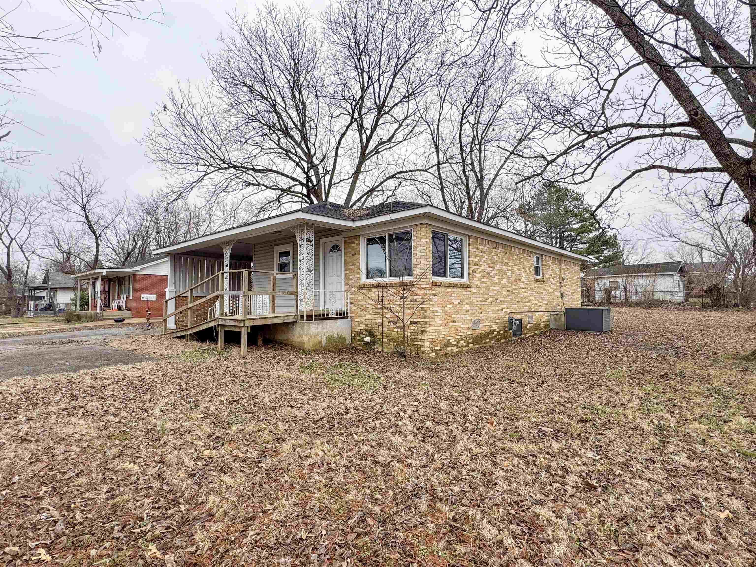 1342 Watkins Ave Property Photo 8