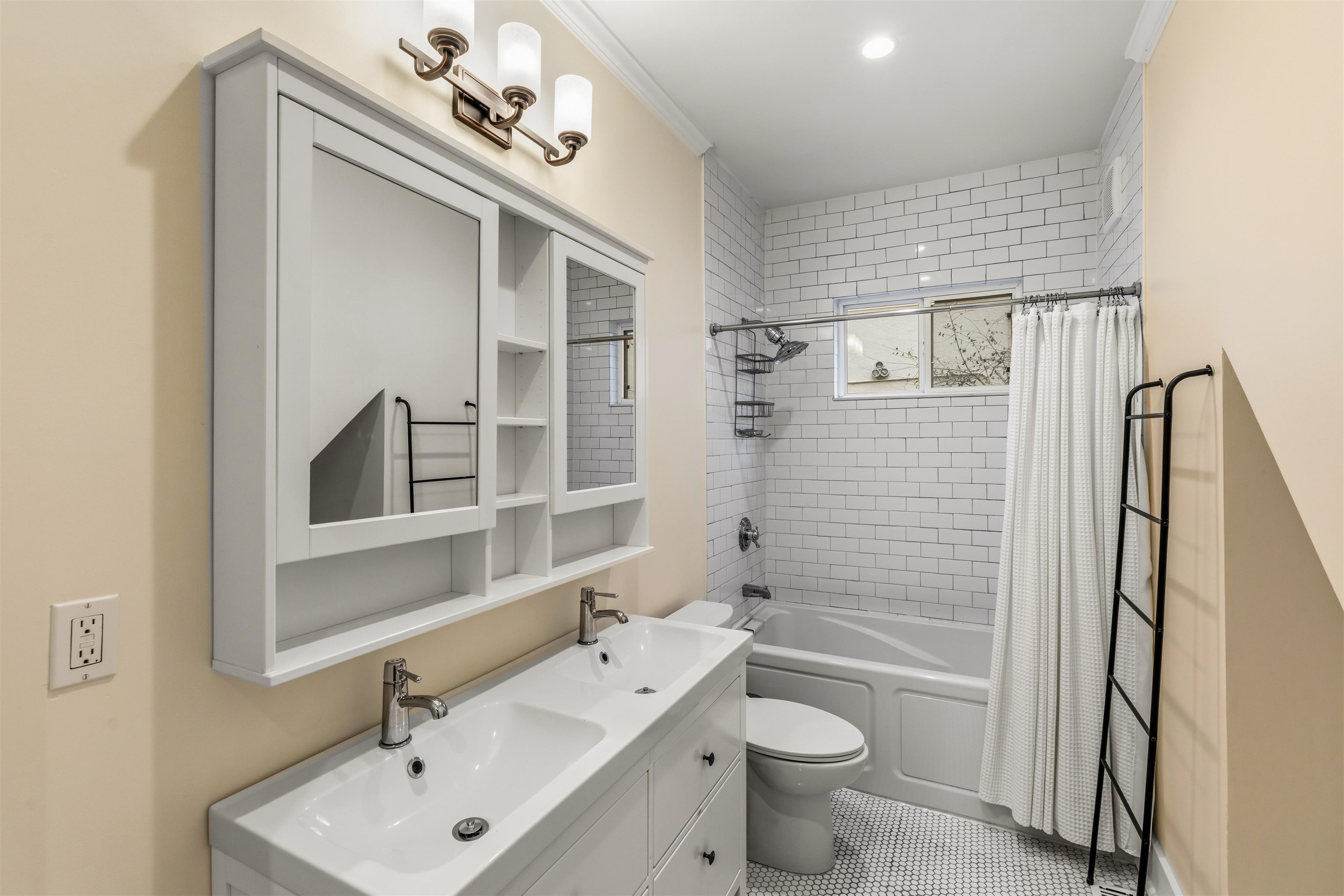 2586 School Ave E Property Photo 9