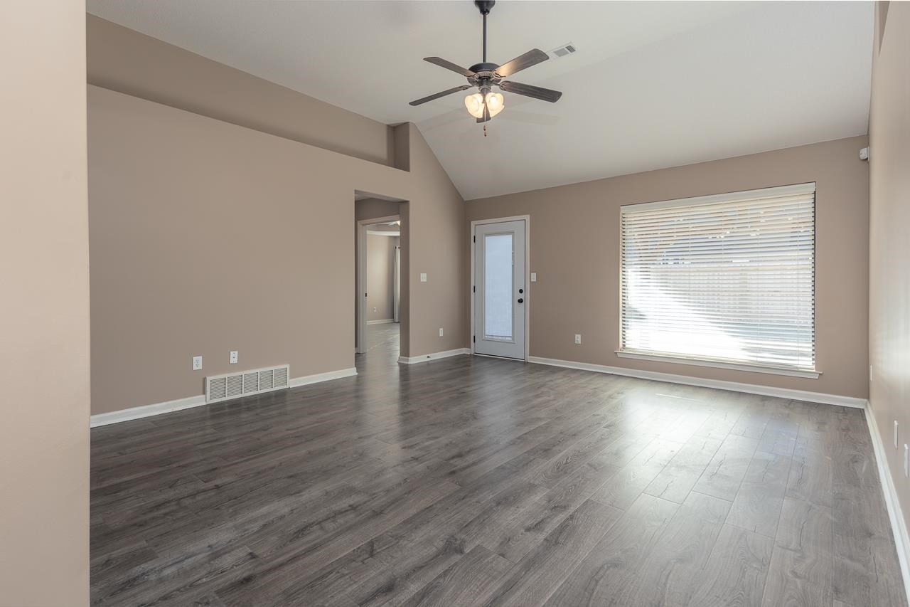 12387 Bevan Dr Property Photo 4