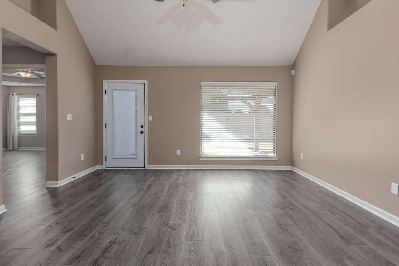 12387 Bevan Dr Property Photo 5