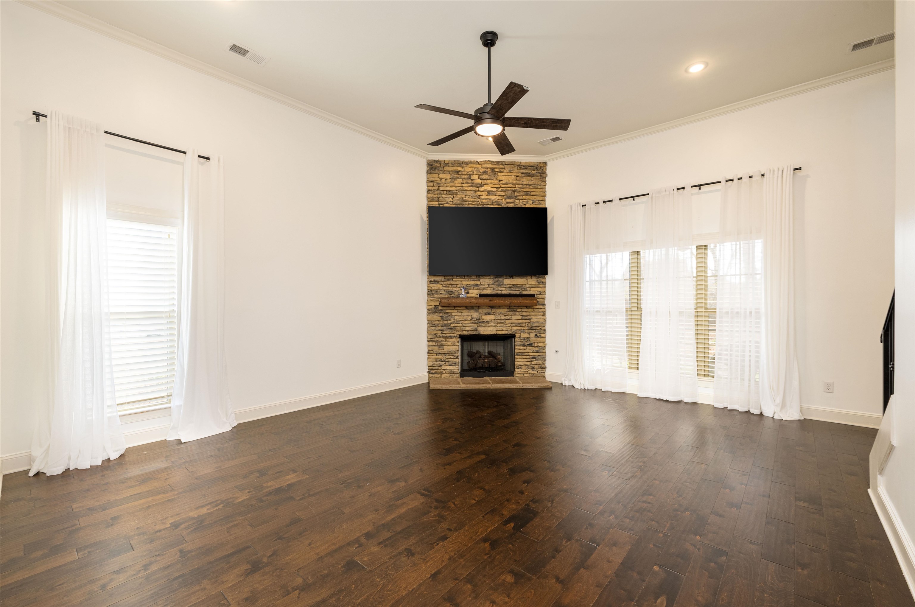 6261 Longmire Loop W Property Photo 4