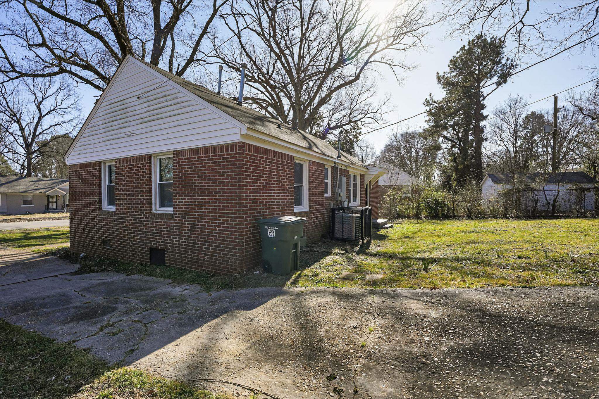 965 Goodman St Property Photo 6