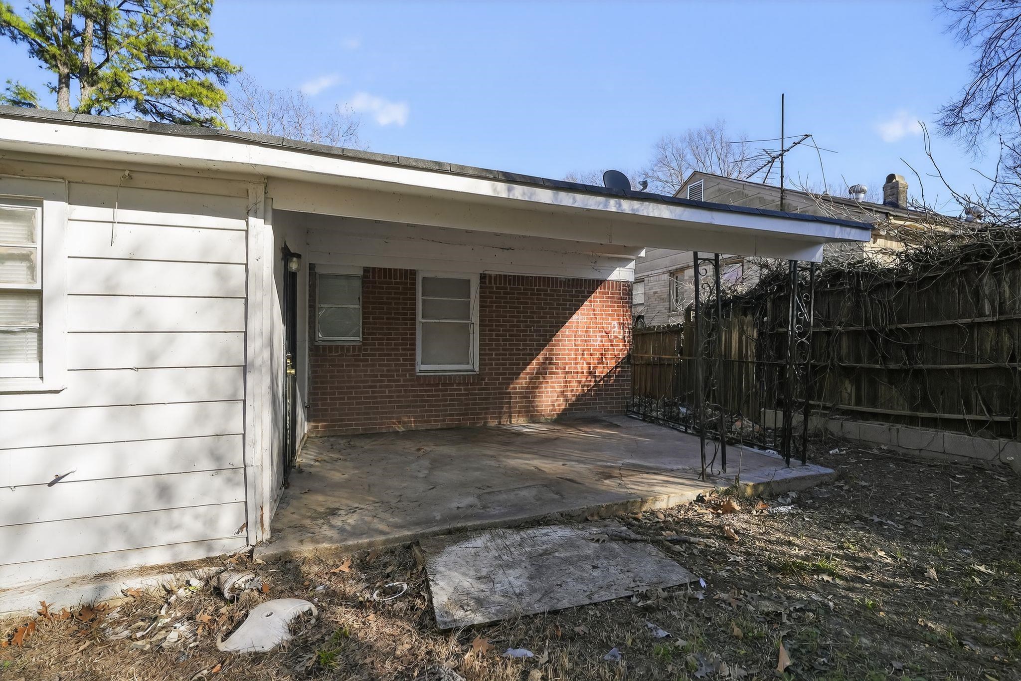 3535 Hallbrook St Property Photo 6