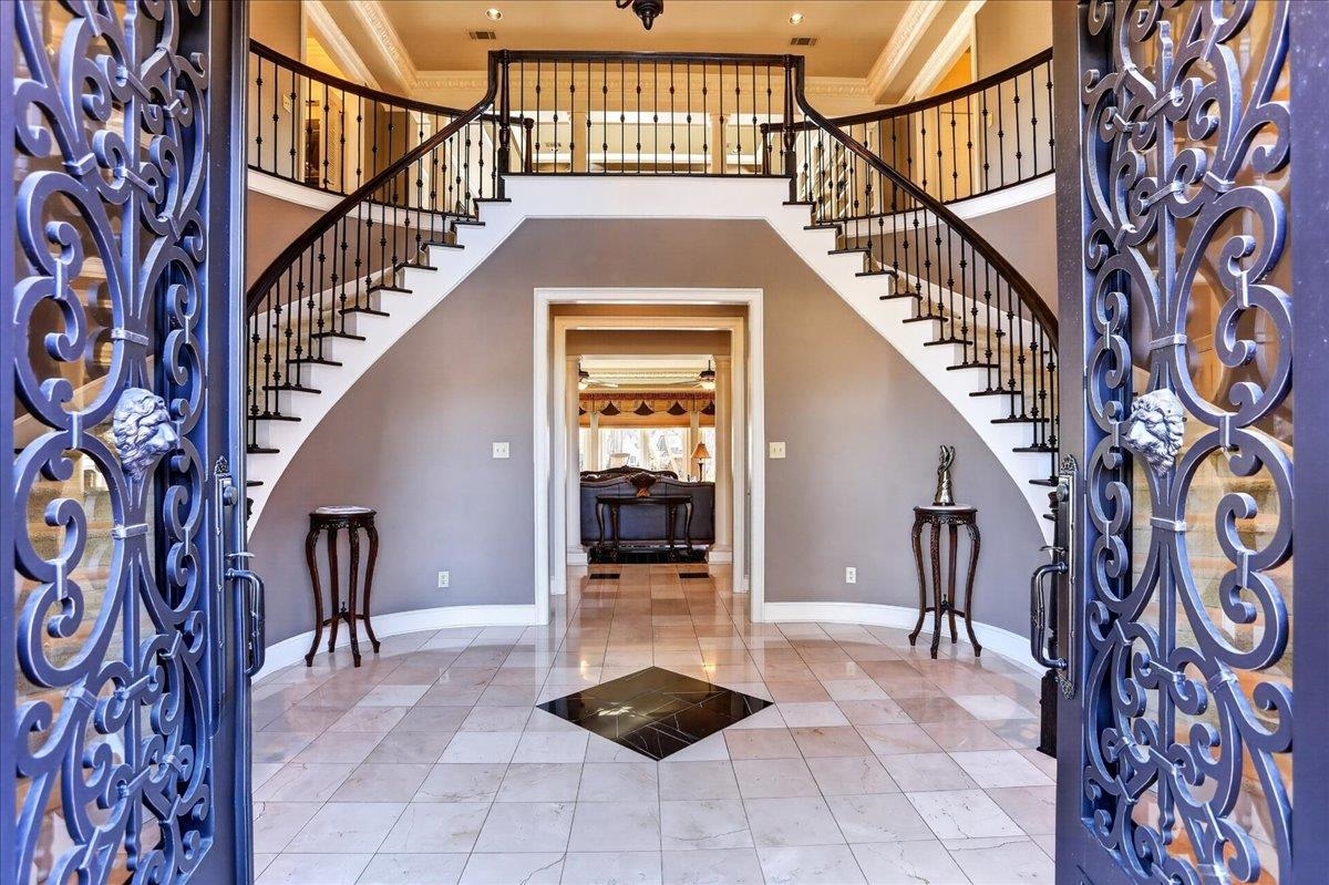 9141 Forest Bend Ct Property Photo 3