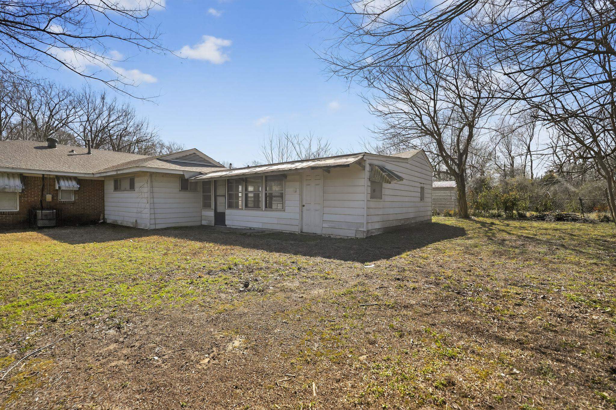 5025 Millbranch Rd Property Photo 6