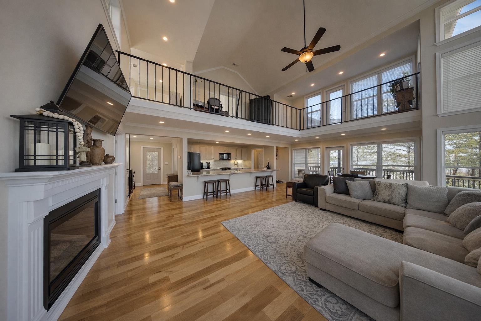 30 Point Grand Ct Property Photo 3