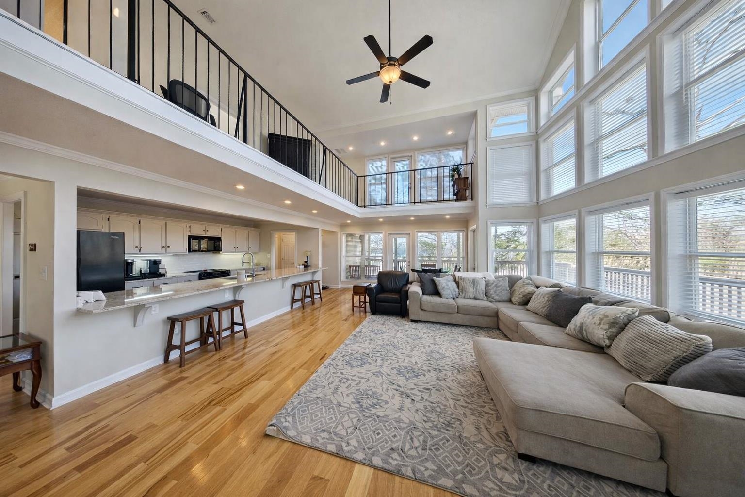 30 Point Grand Ct Property Photo 5
