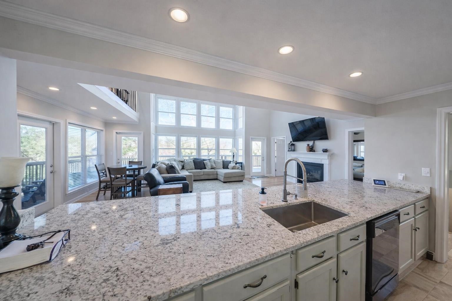 30 Point Grand Ct Property Photo 10