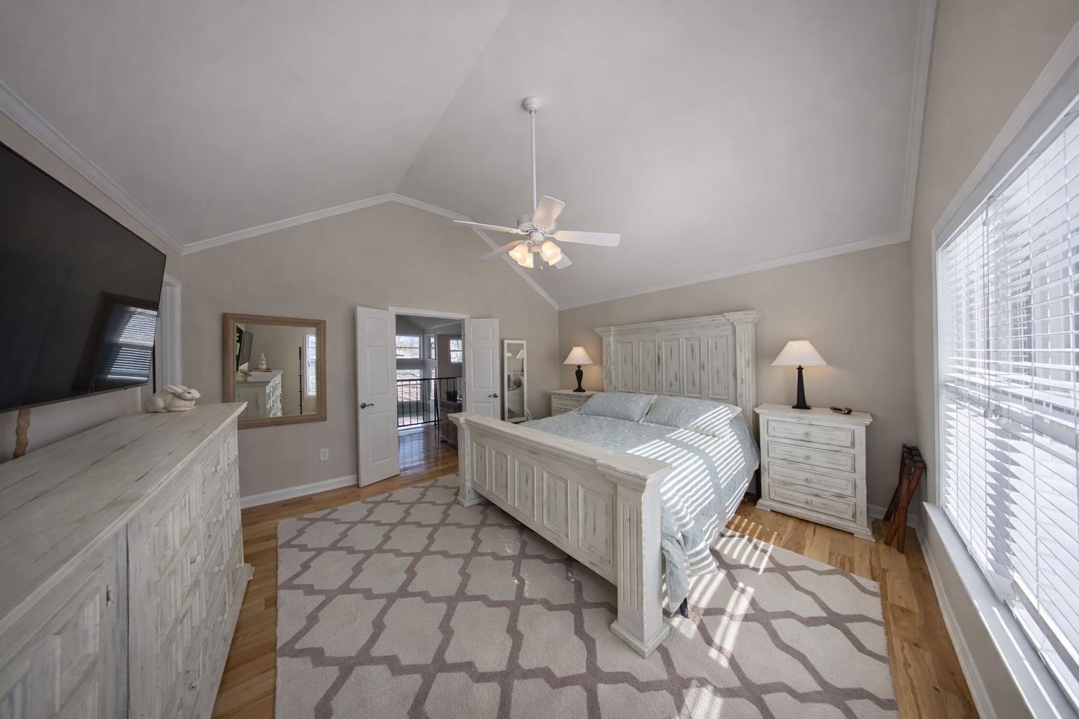 30 Point Grand Ct Property Photo 14