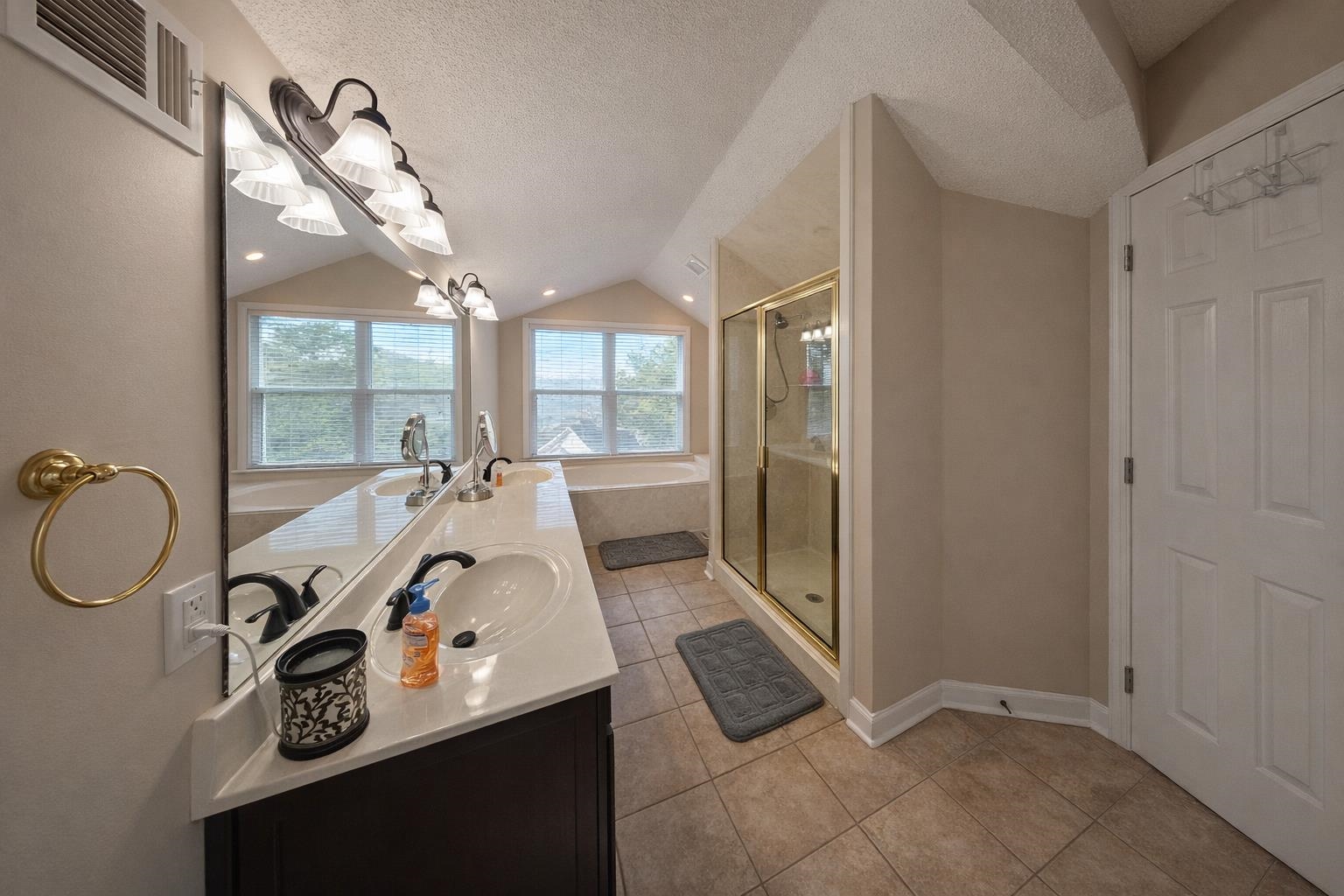 30 Point Grand Ct Property Photo 16