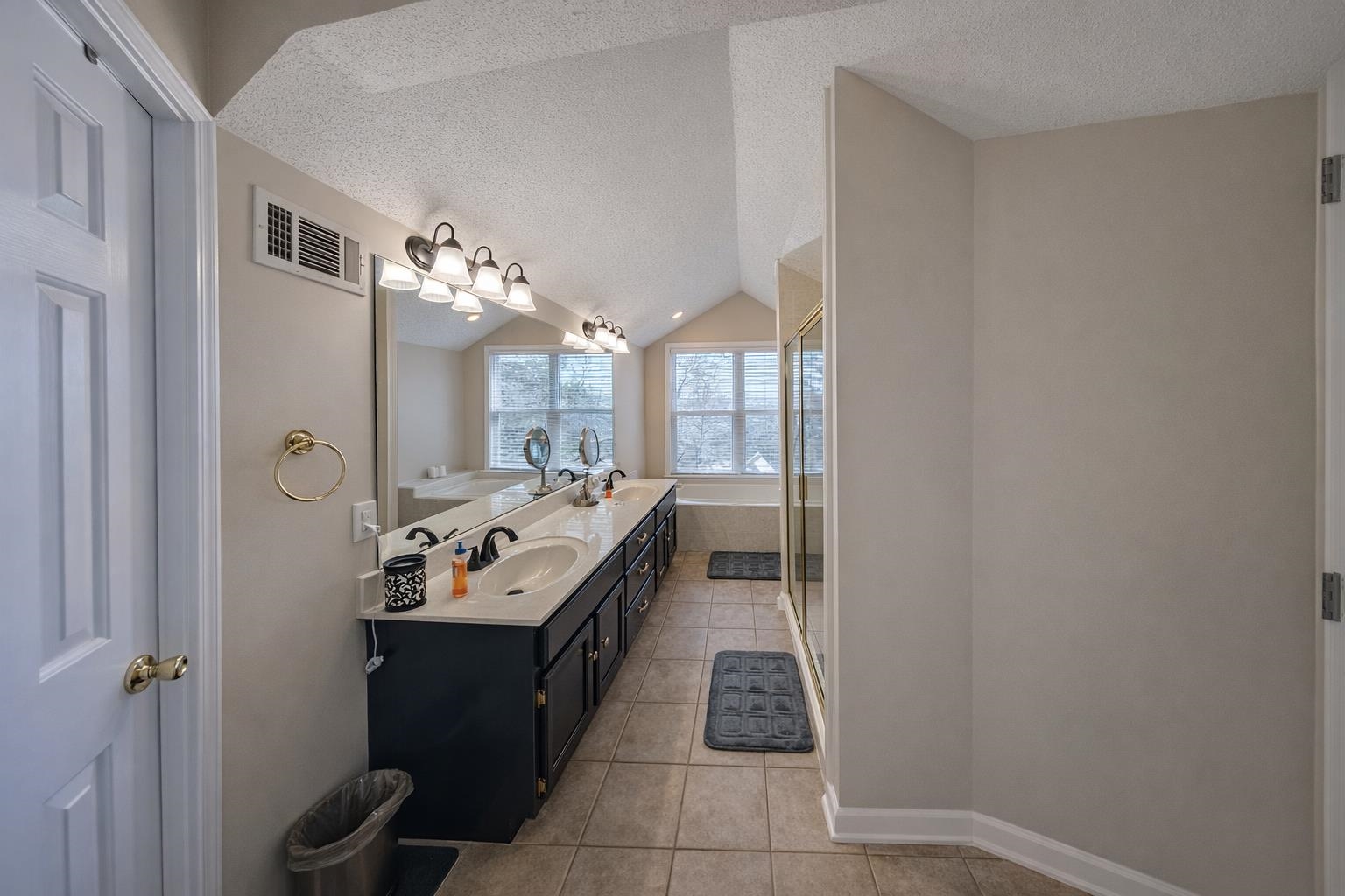 30 Point Grand Ct Property Photo 25