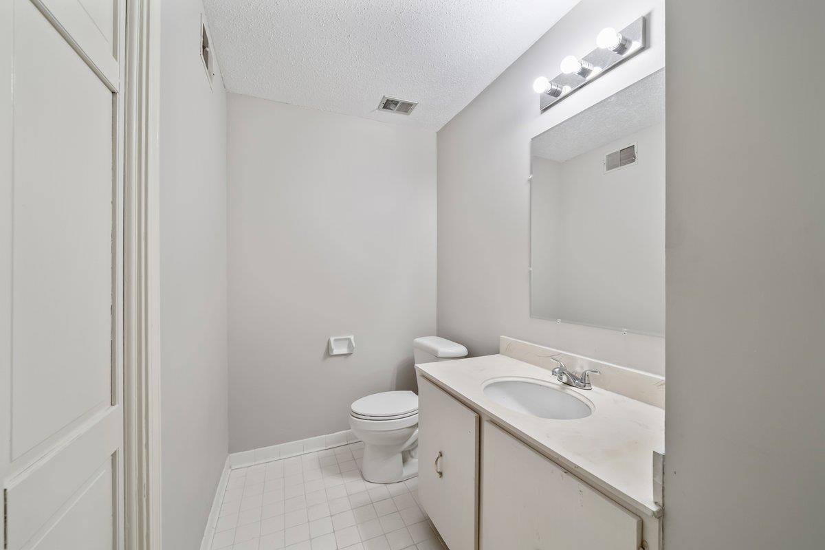 2060 Romford Ln 2060 Property Photo 10