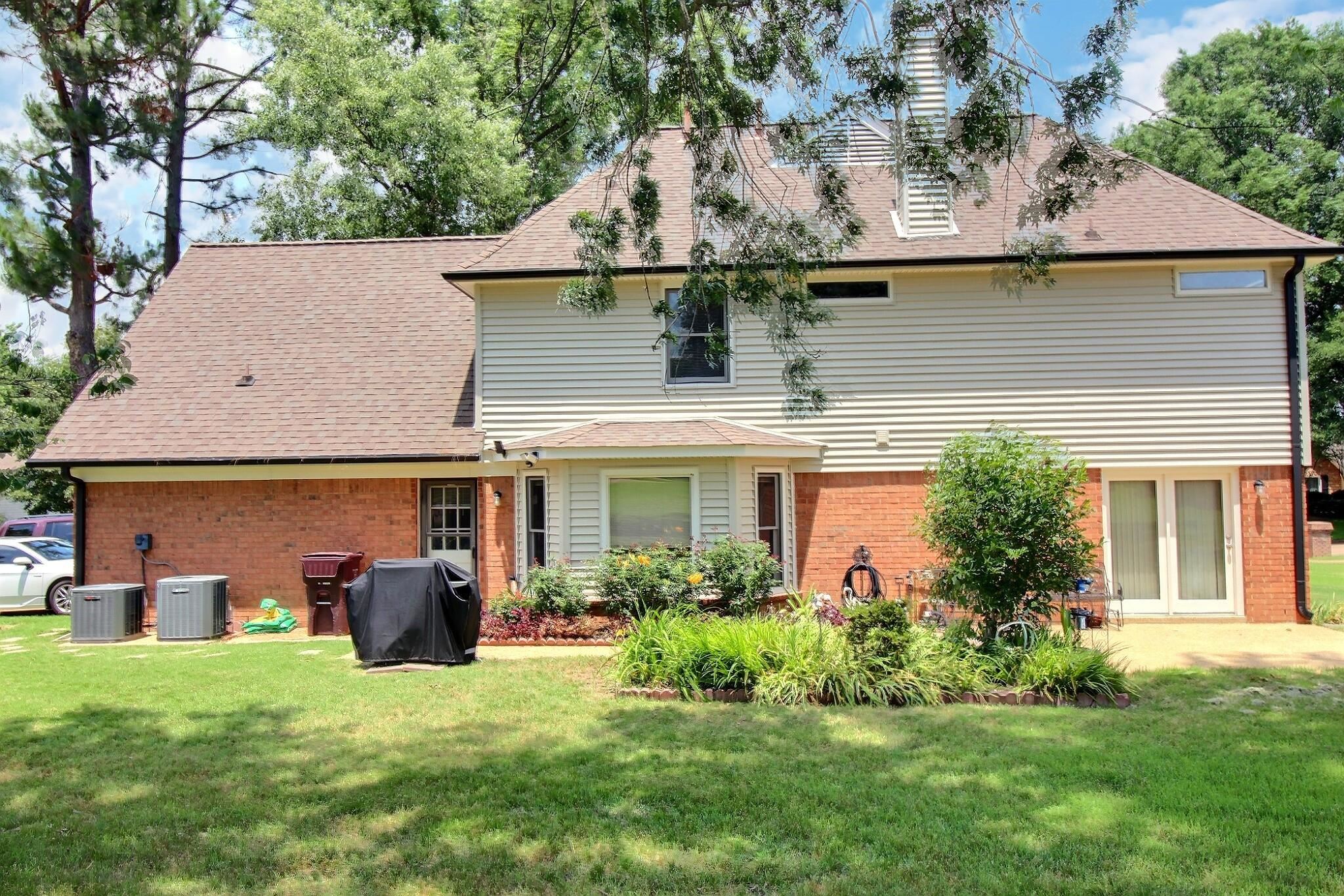 647 Winlawn Dr Property Photo 2