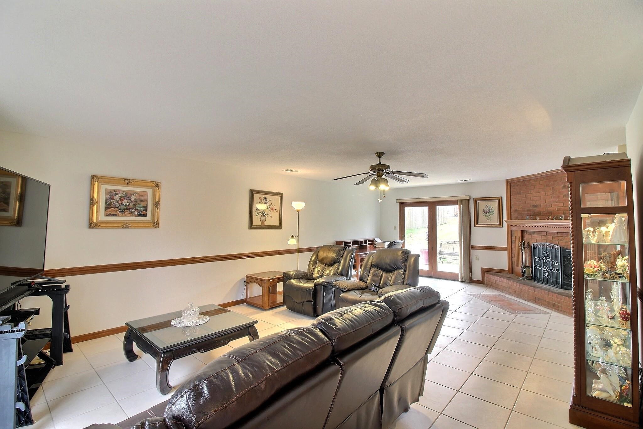 647 Winlawn Dr Property Photo 7