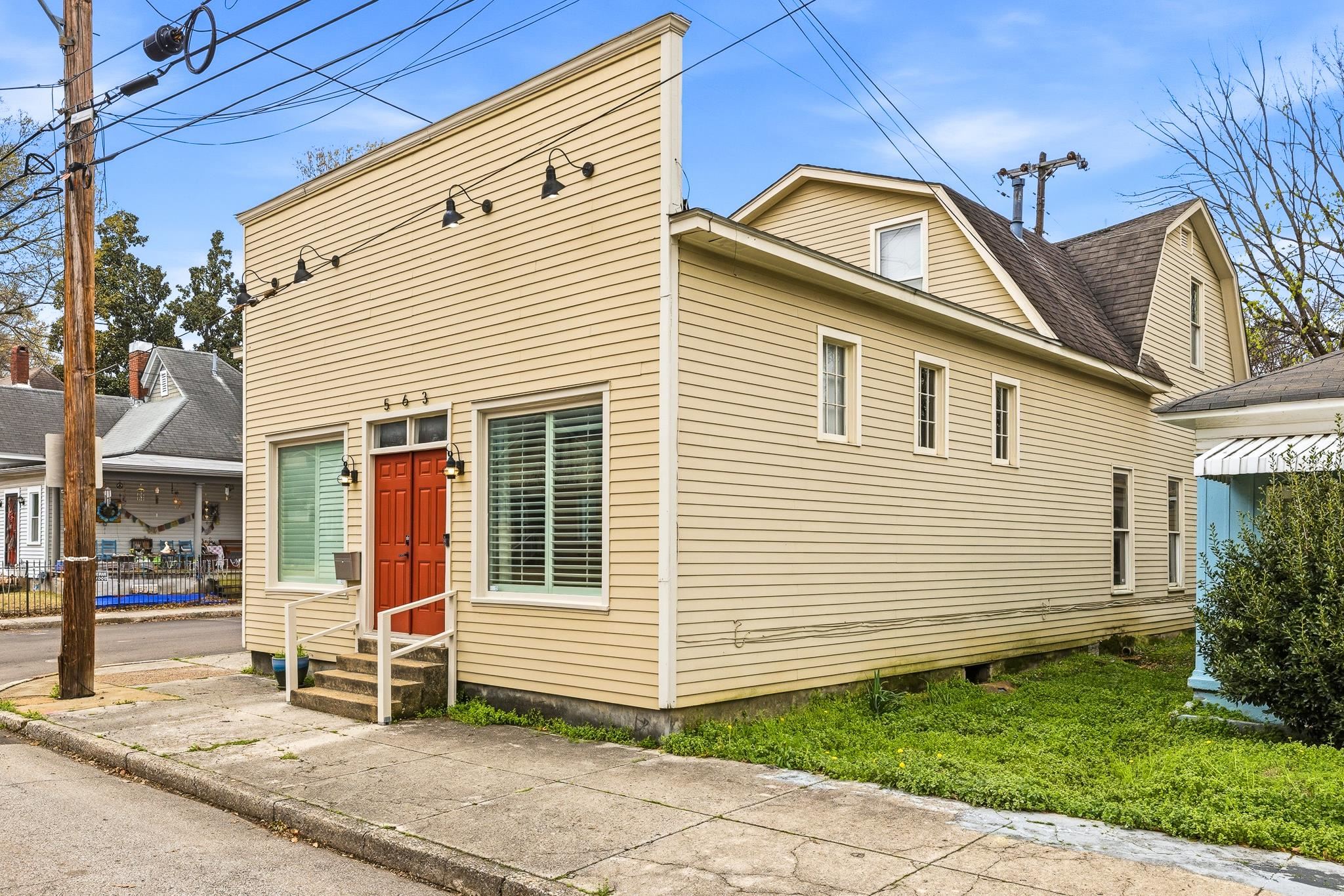 563 S Cox St Property Photo 3