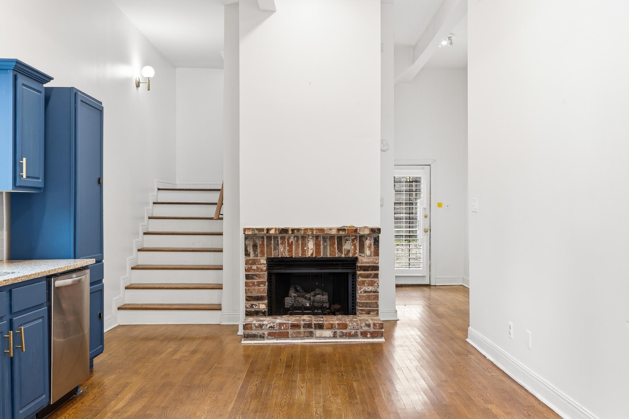 563 S Cox St Property Photo 11