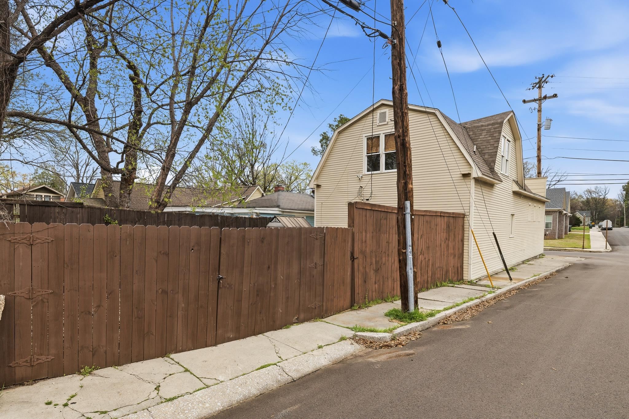 563 S Cox St Property Photo 31