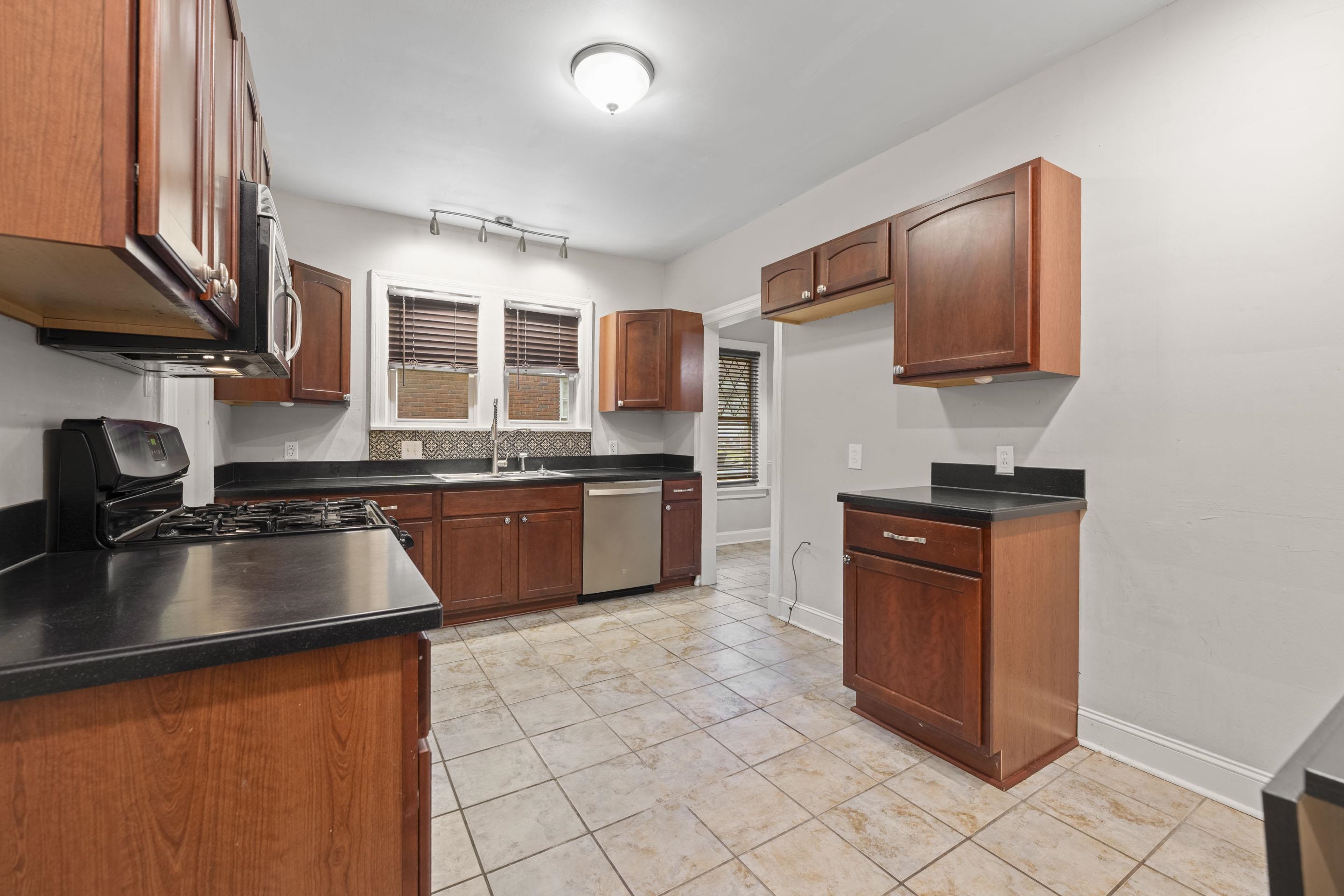 929 University St Property Photo 6