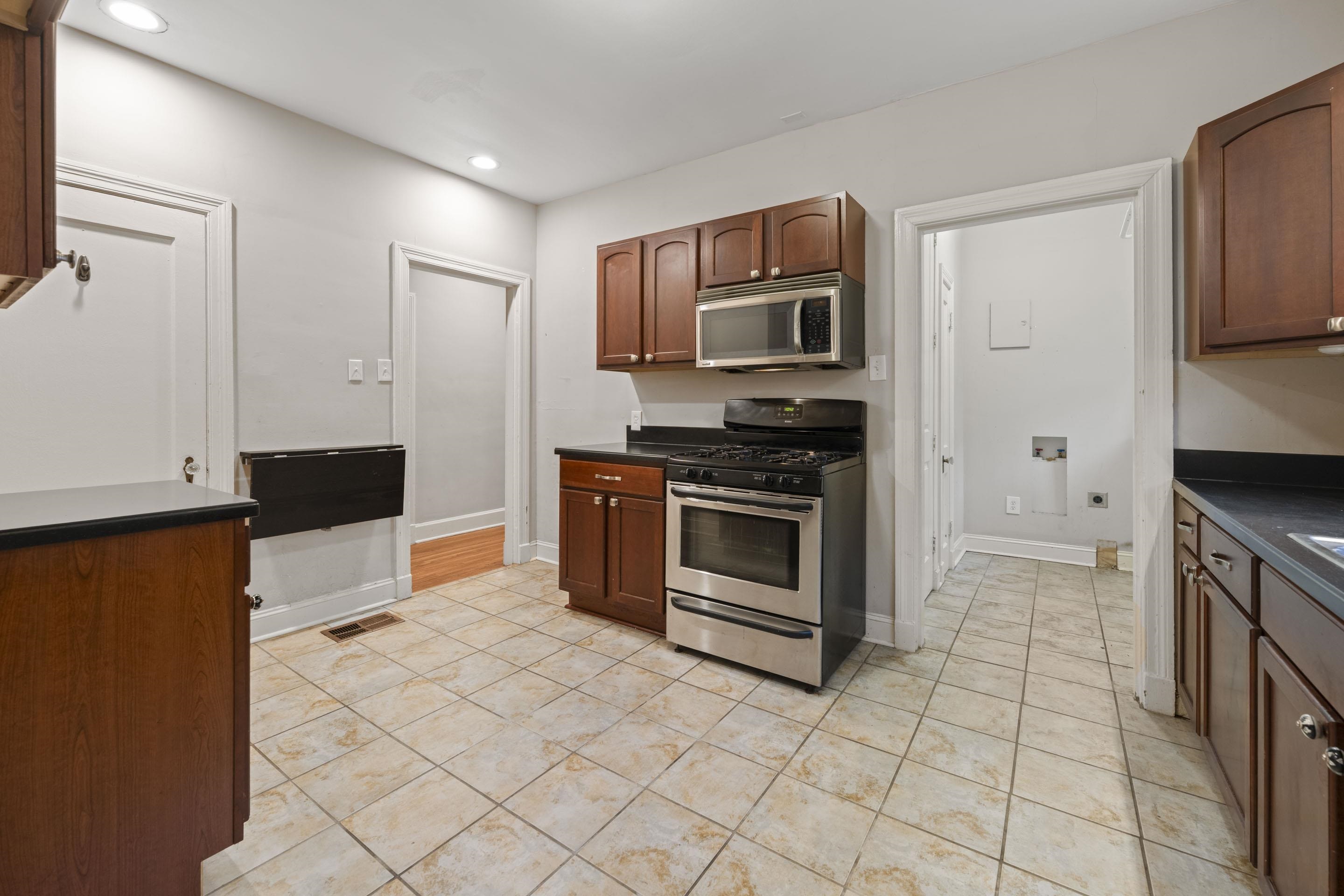 929 University St Property Photo 8