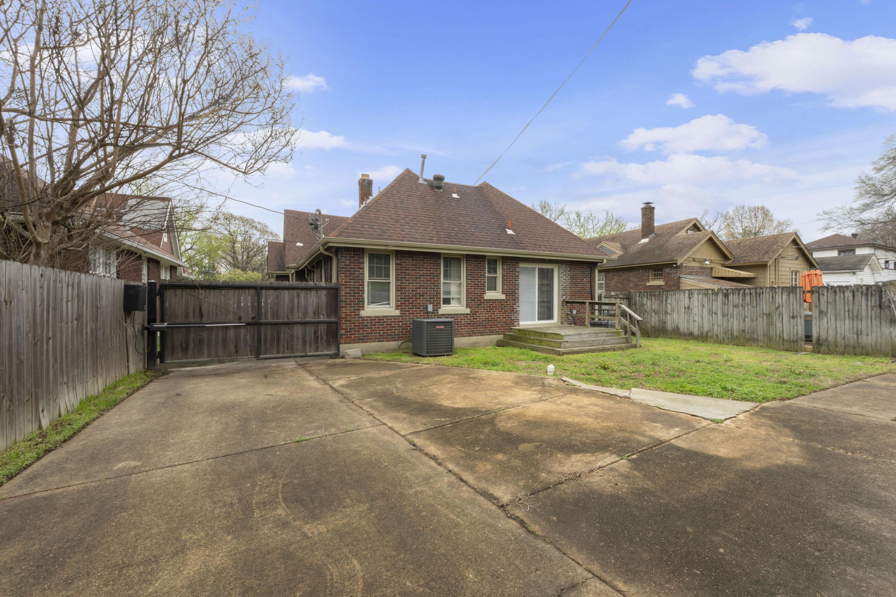 929 University St Property Photo 23
