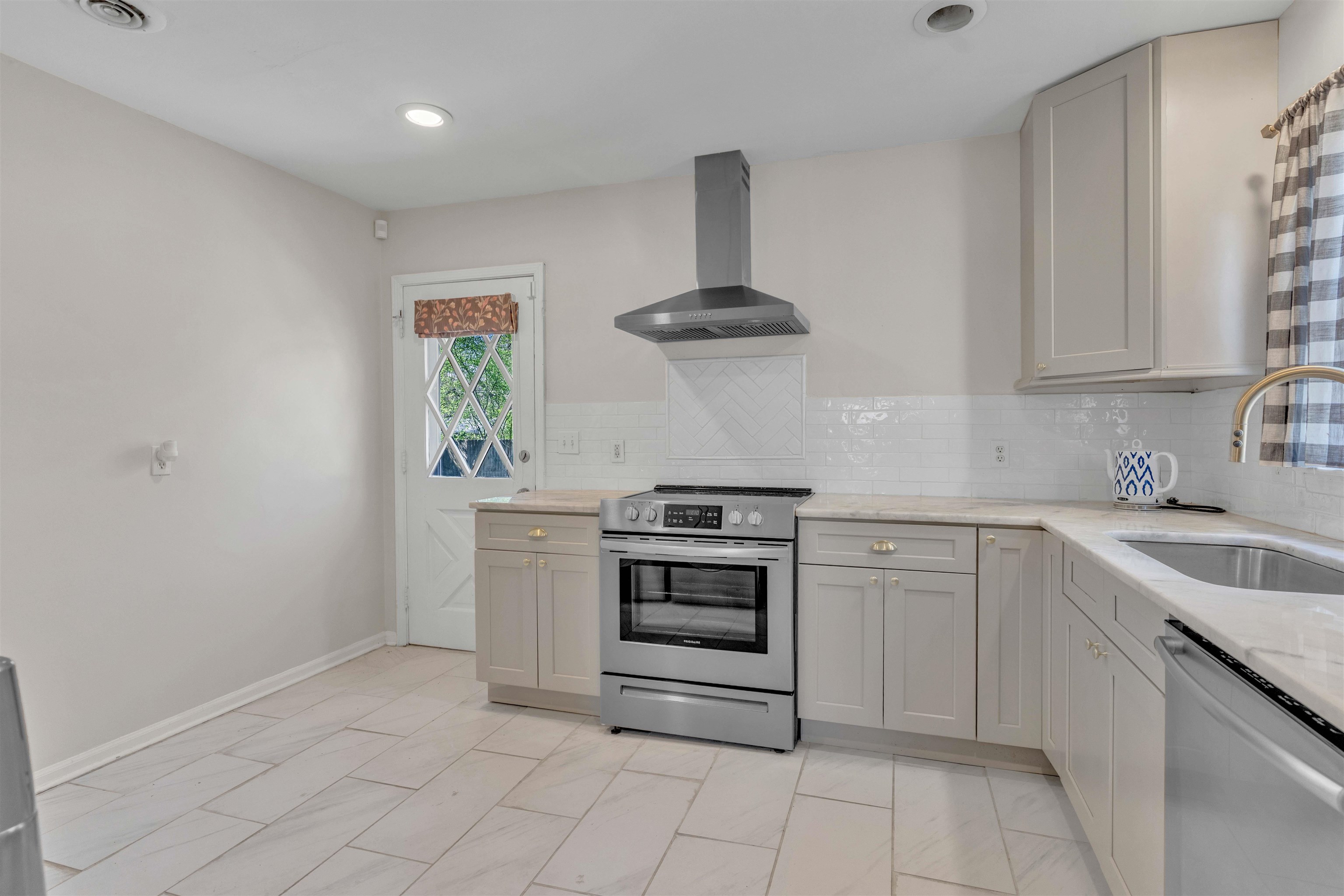 465 Gerald Rd Property Photo 12