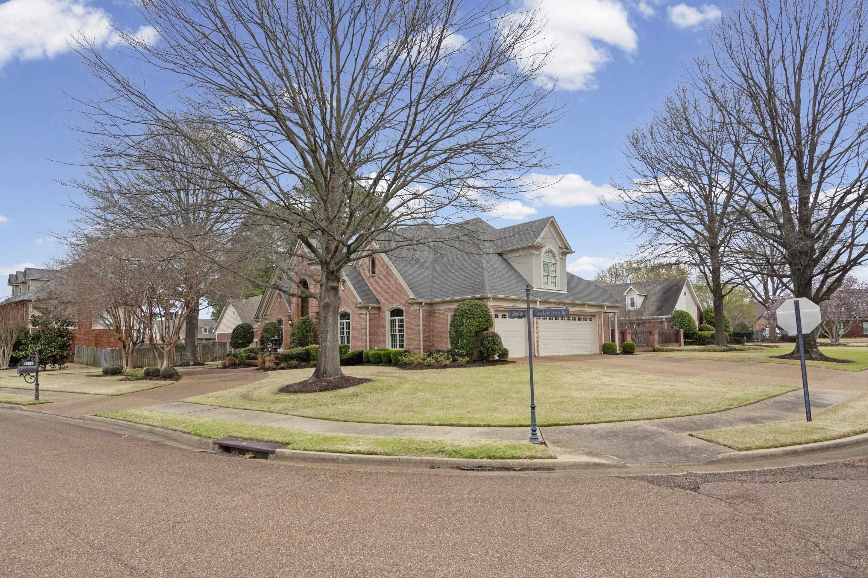 1186 Lake Point Dr E Property Photo 3