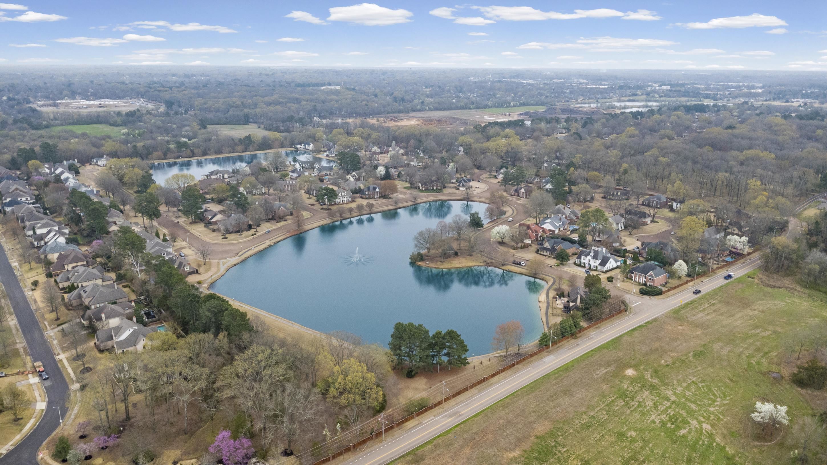 1186 Lake Point Dr E Property Photo 7