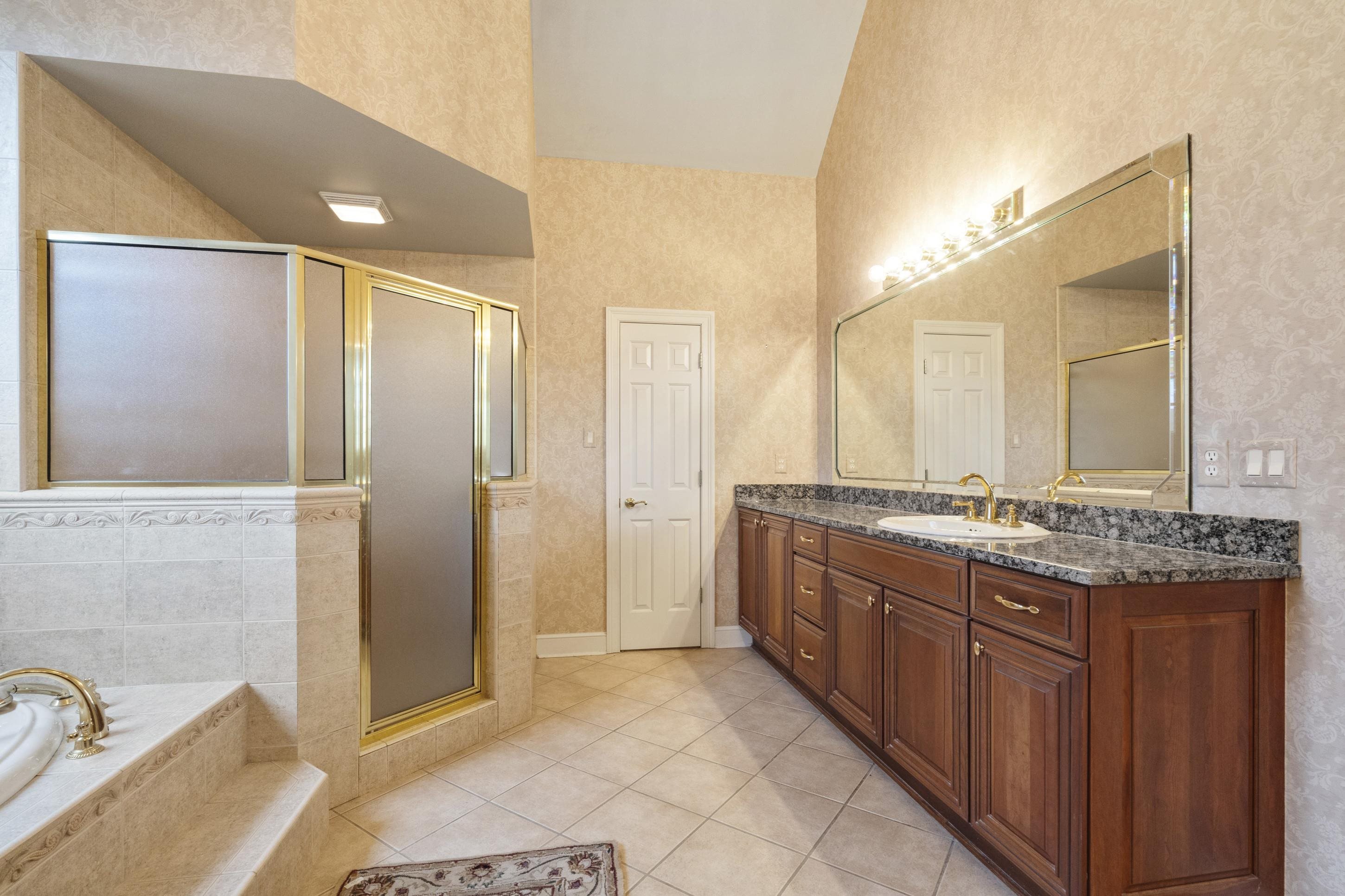 1186 Lake Point Dr E Property Photo 20
