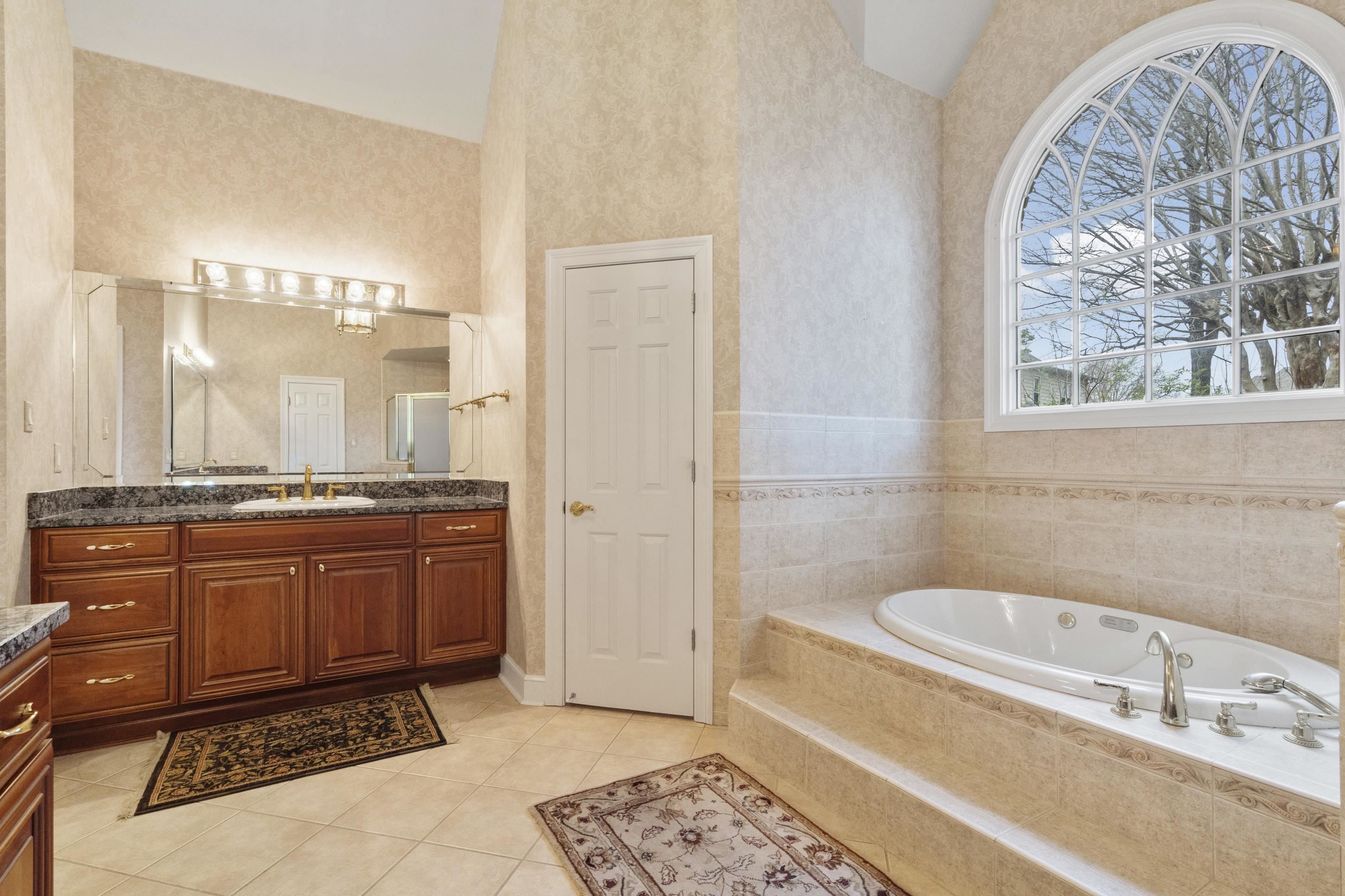 1186 Lake Point Dr E Property Photo 21