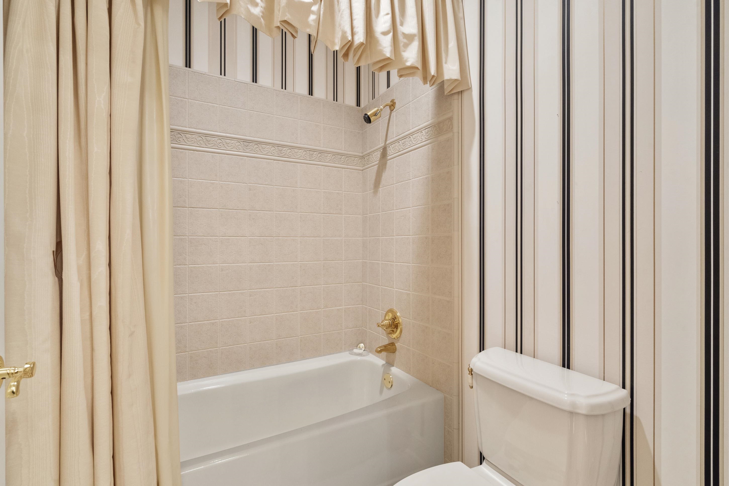 1186 Lake Point Dr E Property Photo 24