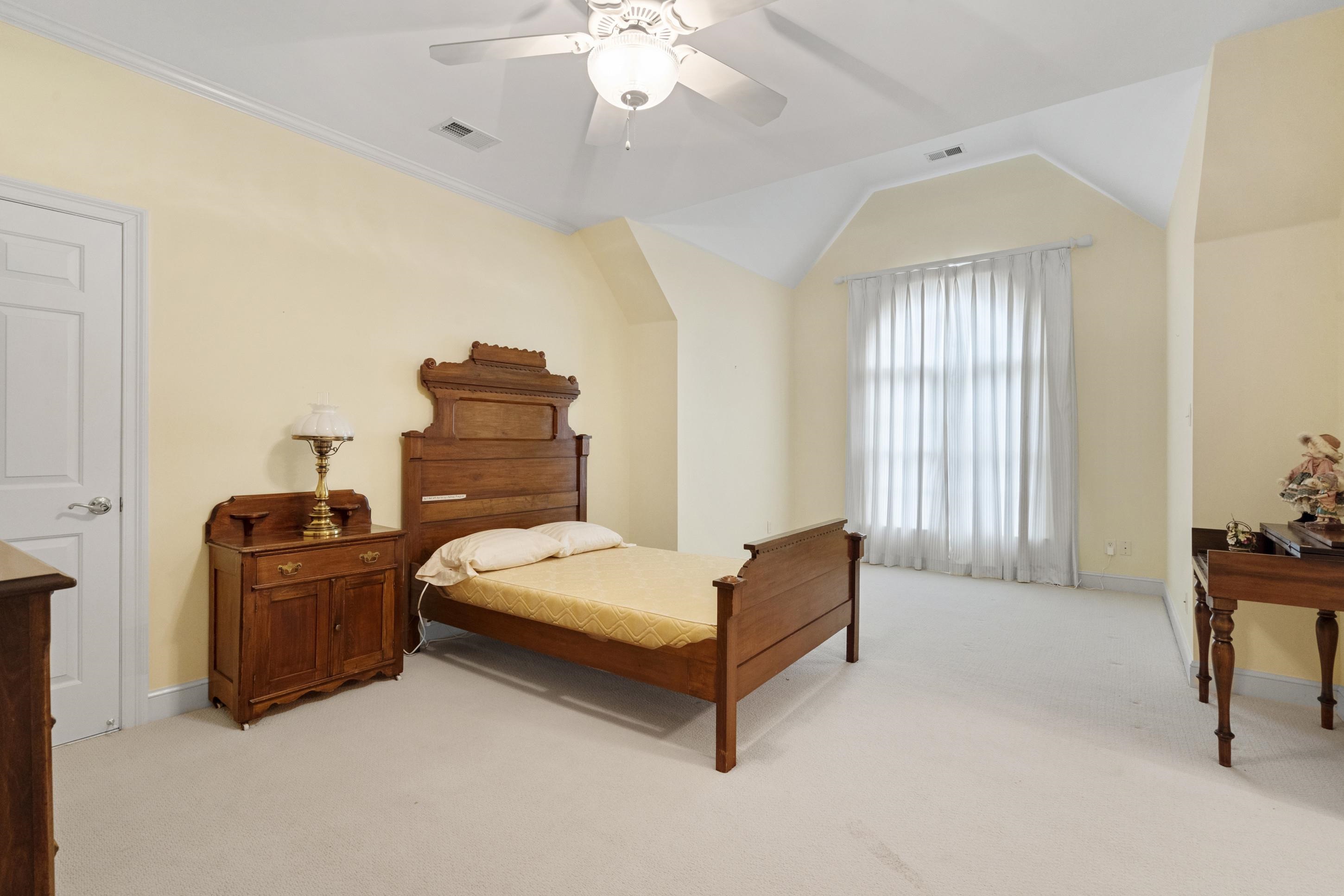 1186 Lake Point Dr E Property Photo 32