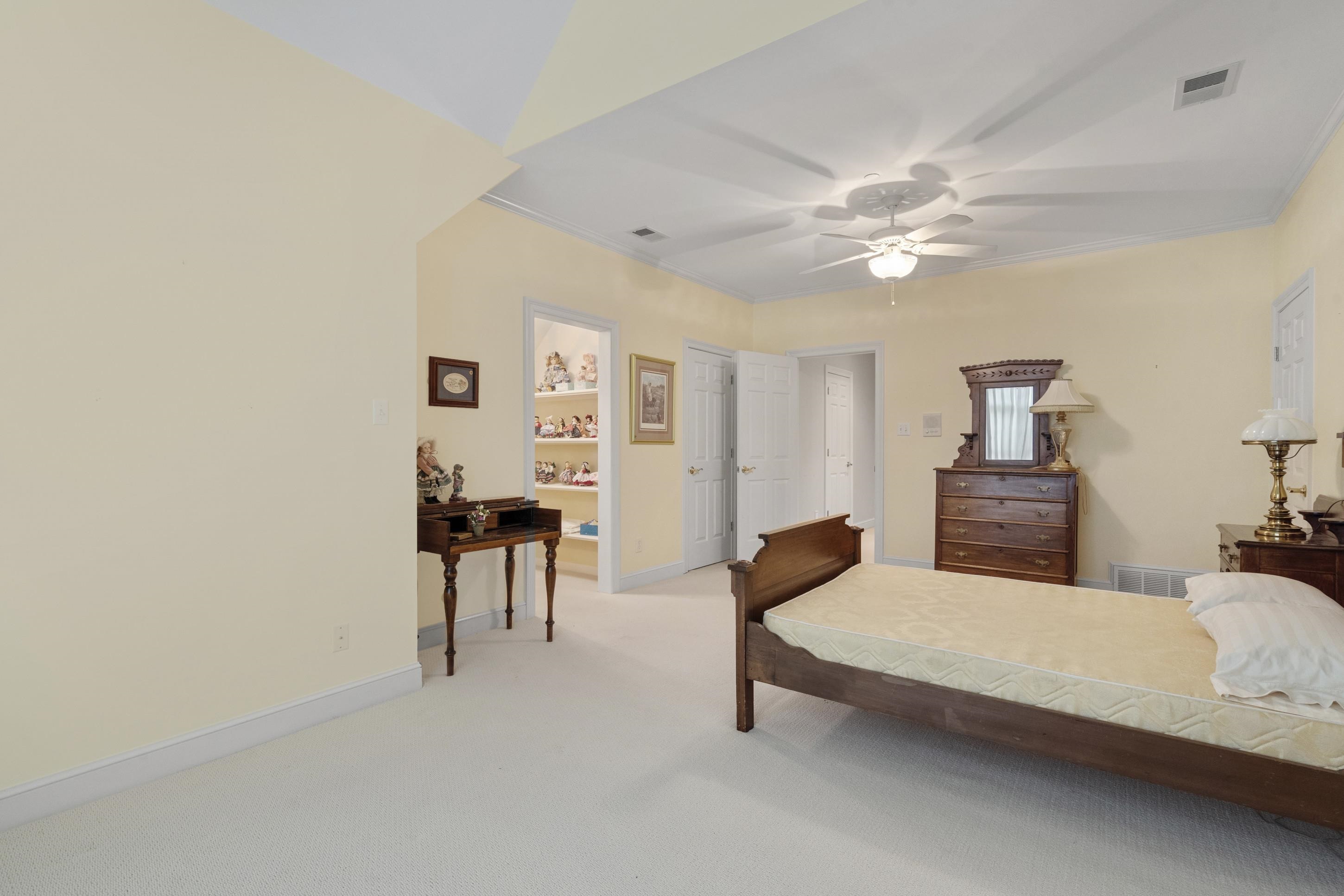 1186 Lake Point Dr E Property Photo 33