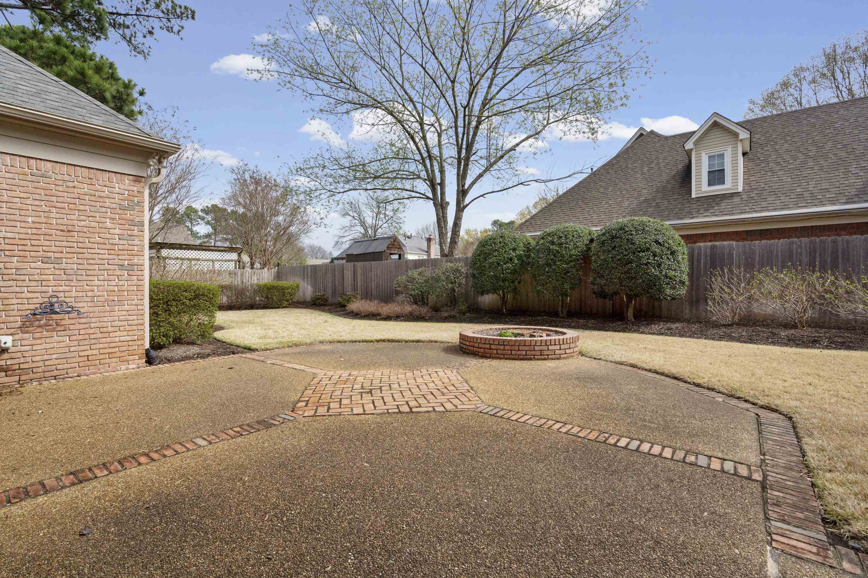 1186 Lake Point Dr E Property Photo 35