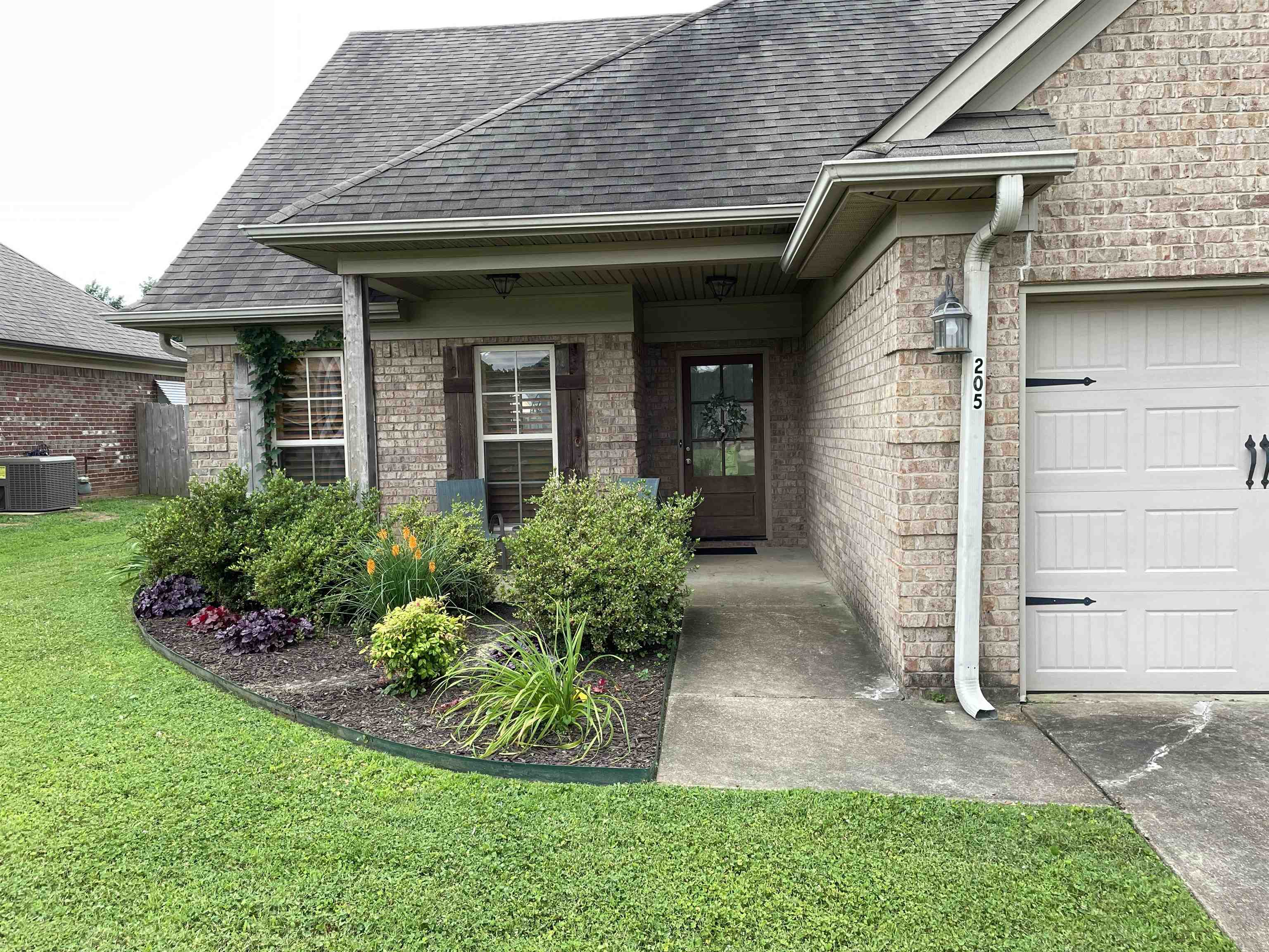 205 Hackberry Cv Property Photo 2
