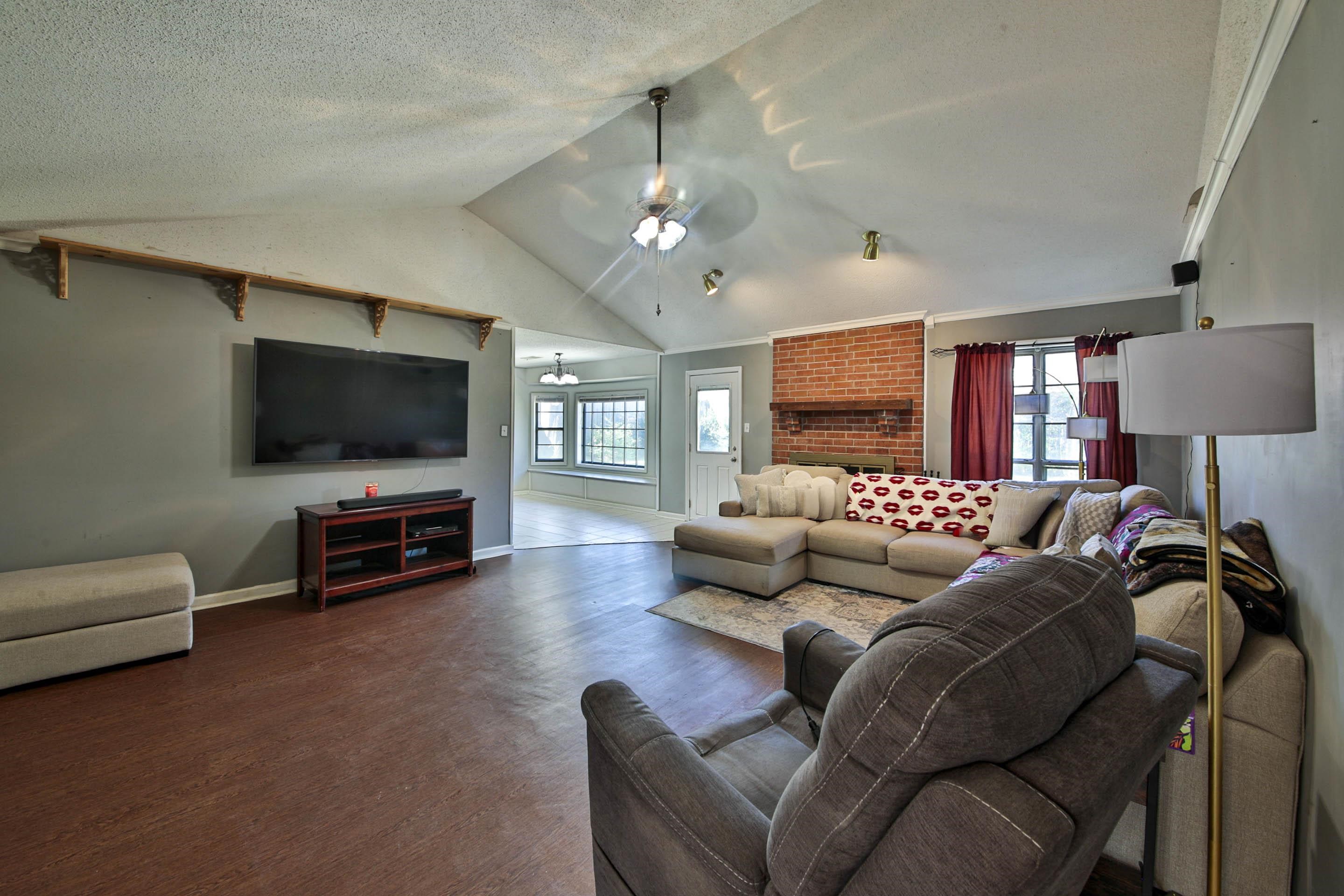 6388 Briergate Dr Property Photo 6